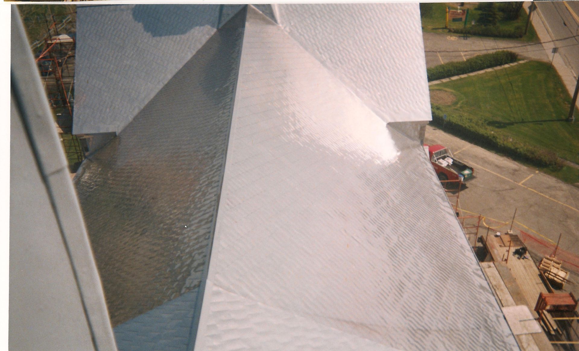 Une vue aérienne d'un bâtiment avec un toit blanc
