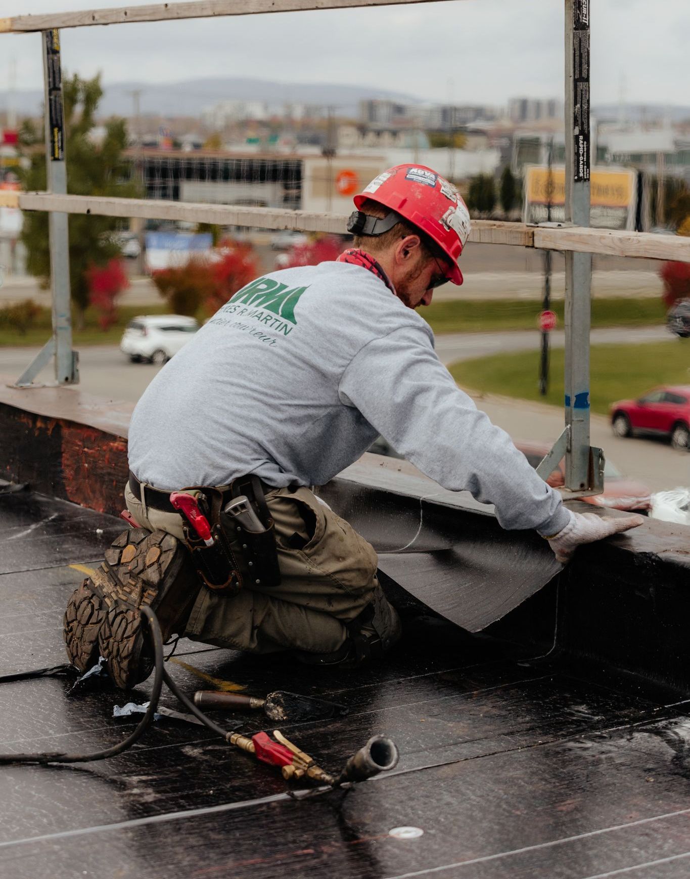 Un homme portant un casque travaille sur un toit