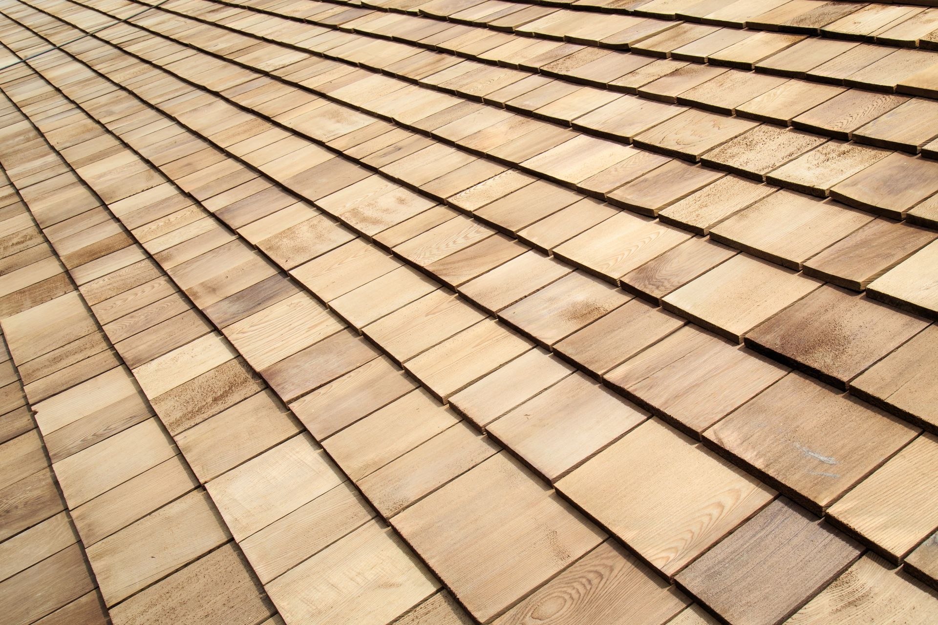 Un gros plan d'un toit en bois avec un motif diagonal