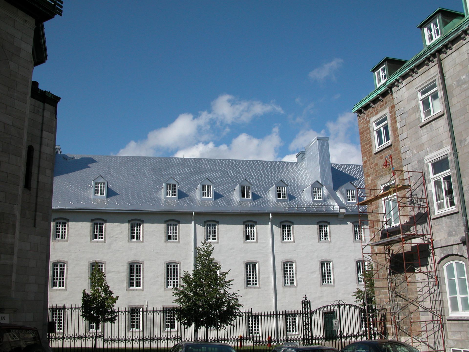 Un grand bâtiment blanc avec un toit vert