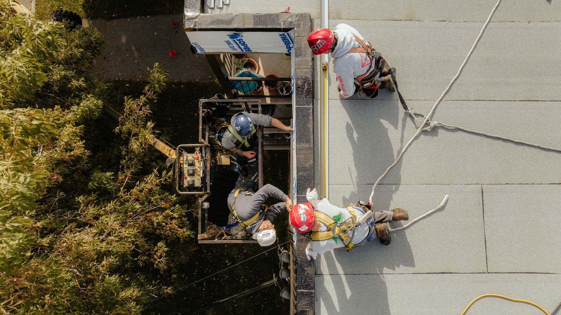 Une vue aérienne d'un groupe d'ouvriers du bâtiment travaillant sur un toit.