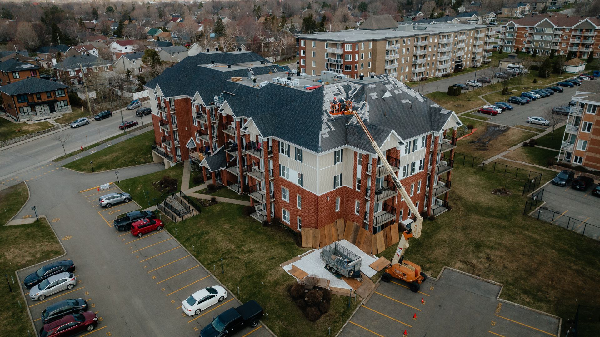 Une vue aérienne d'un grand immeuble en cours de rénovation.