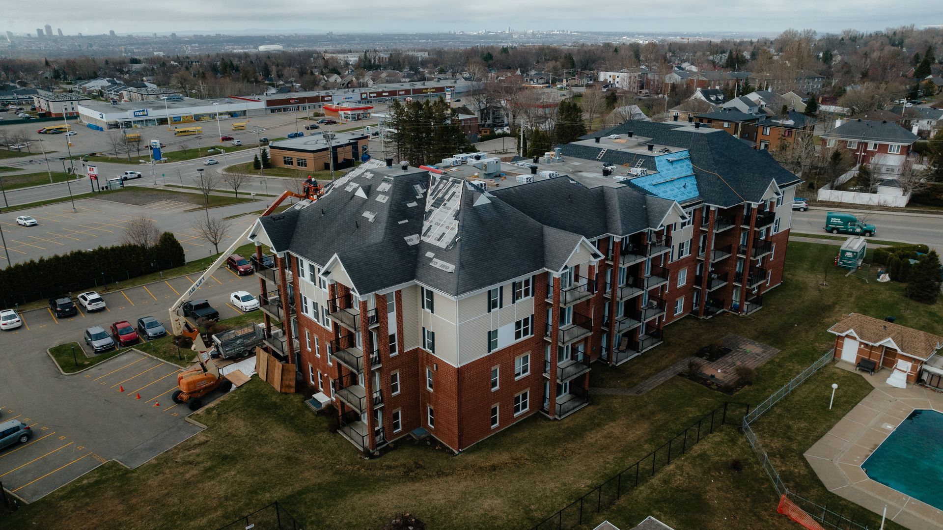 Une vue aérienne d'un grand immeuble en construction.
