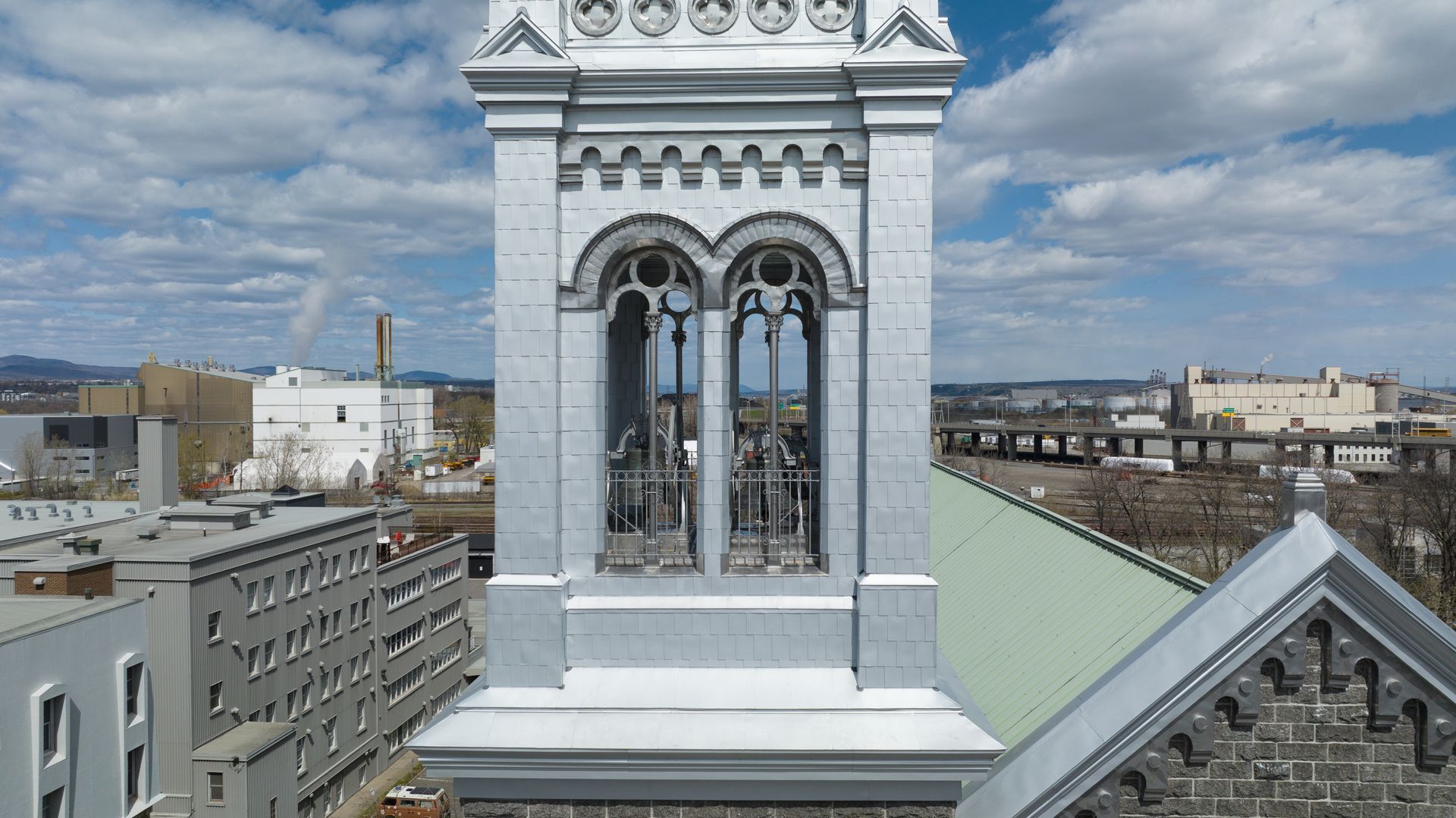Une vue aérienne d'un clocher d'église dans une ville.