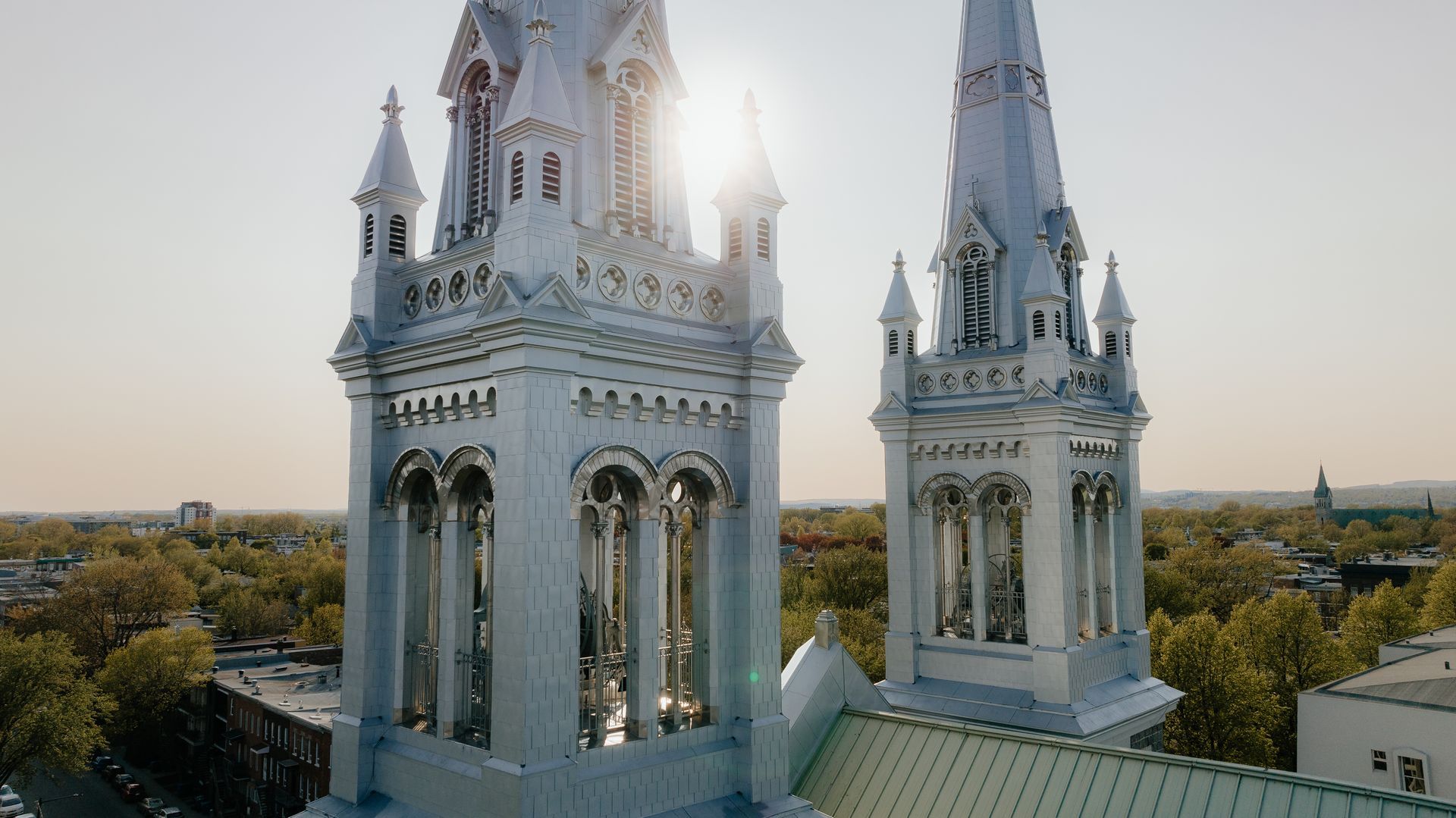 Le soleil brille à travers les fenêtres d'un clocher d'église.