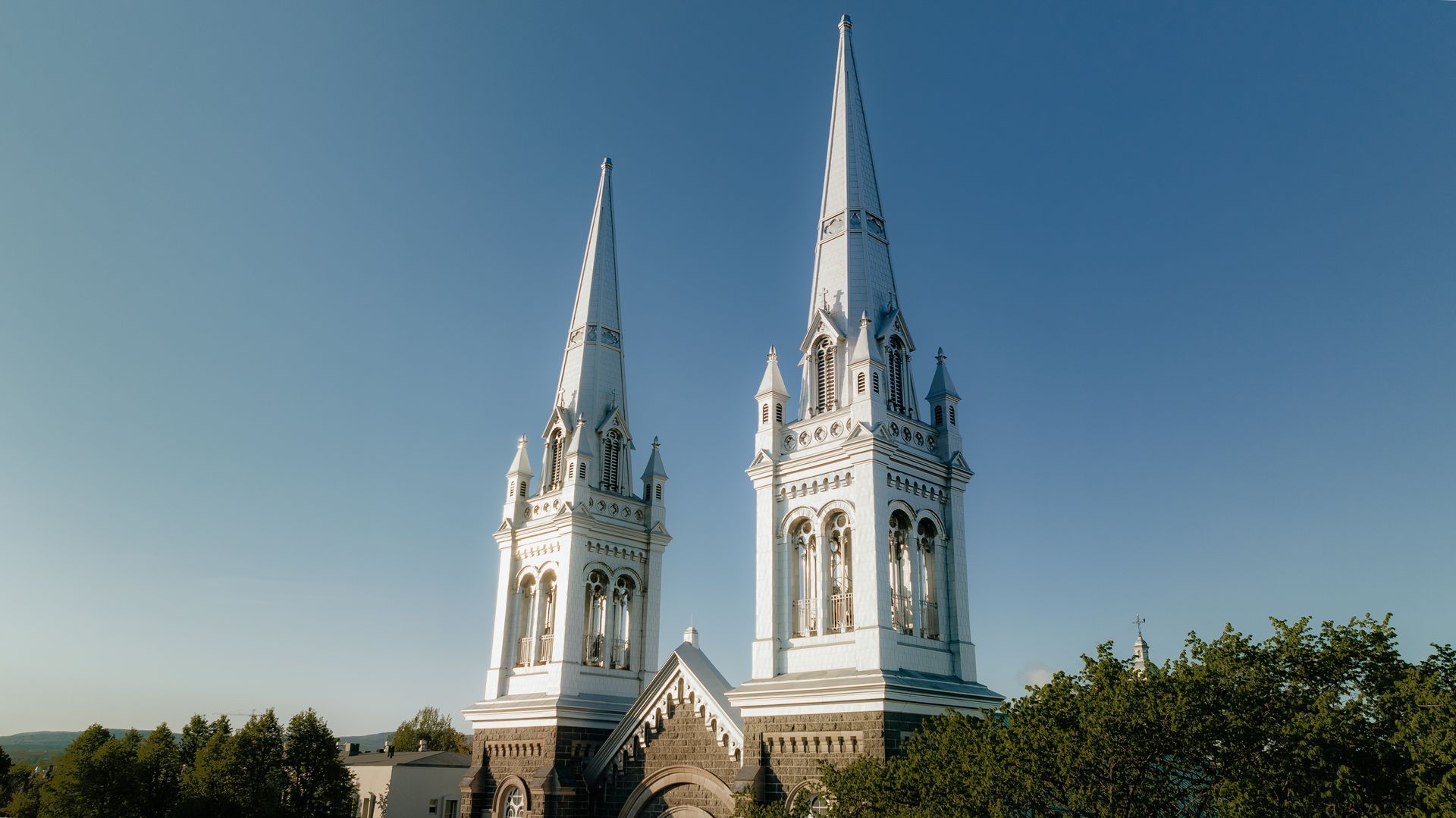Une église avec deux clochers contre un ciel bleu