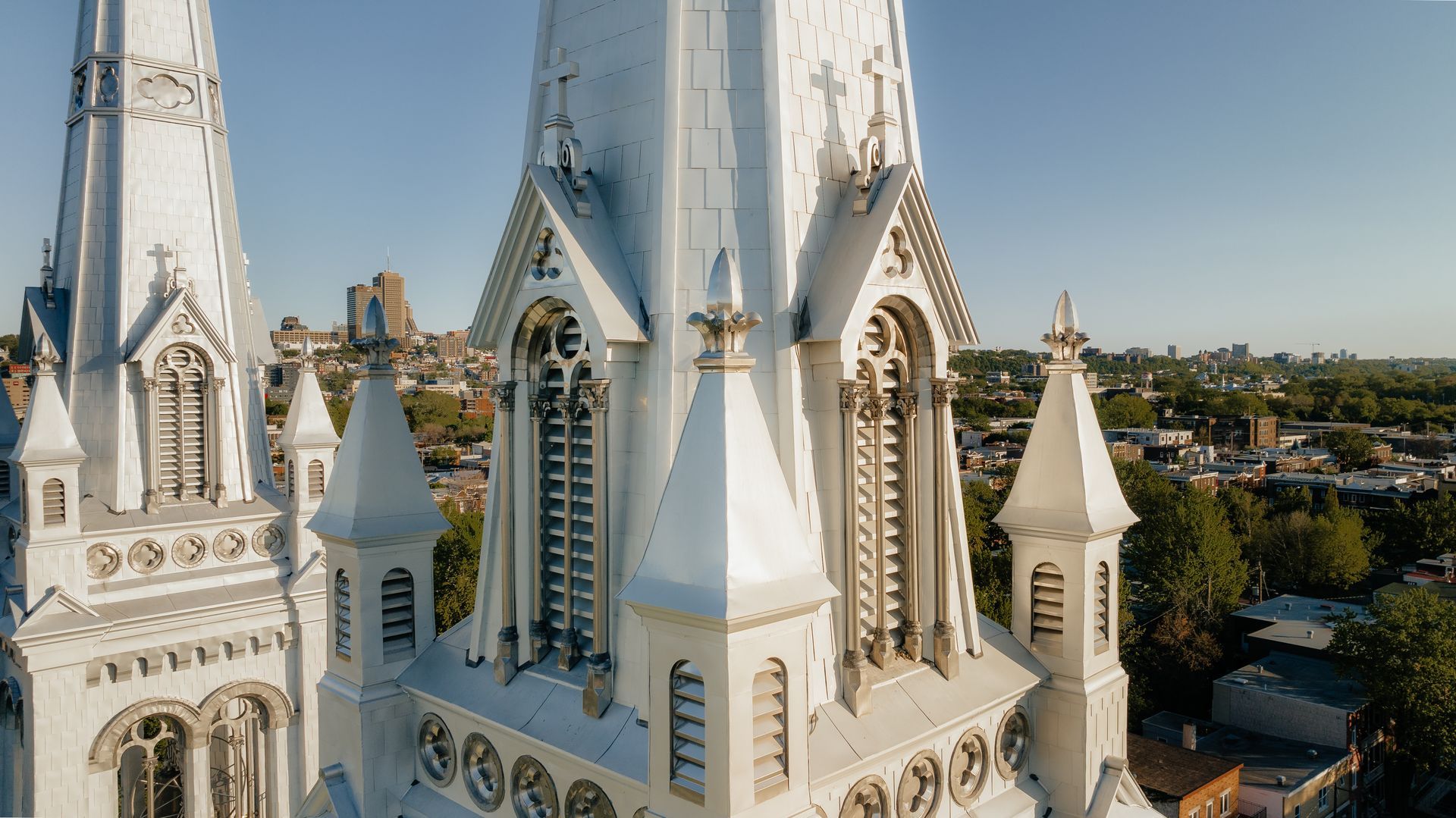 Une vue aérienne d'une grande église blanche avec une ville en arrière-plan.