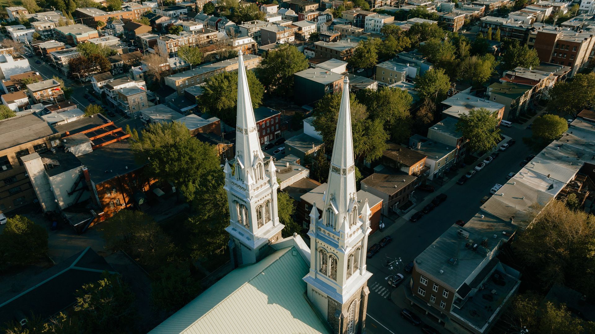 Une vue aérienne d'une église à deux tours au milieu d'une ville.