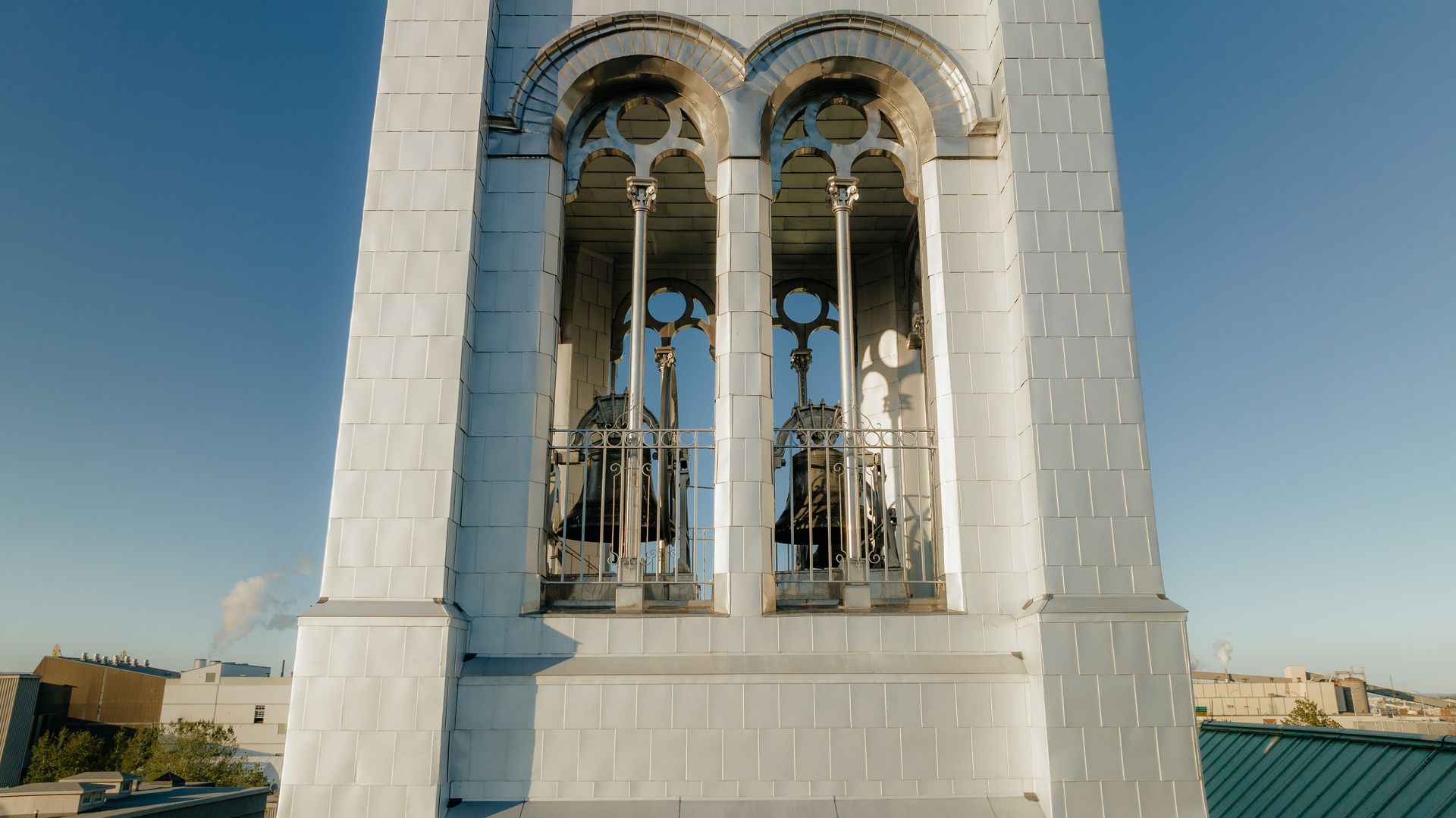 Un grand bâtiment blanc surmonté d'un clocher.