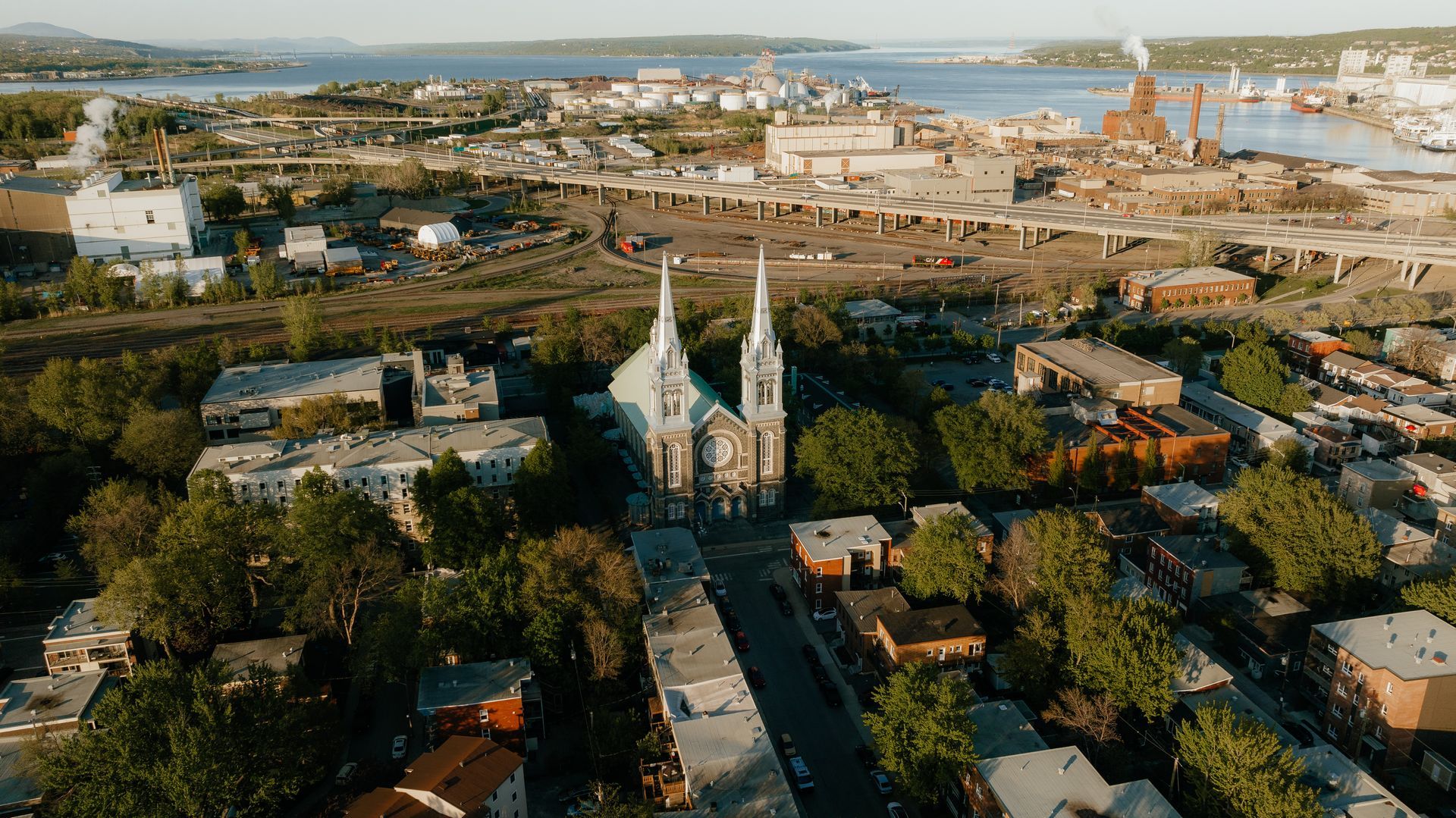 Une vue aérienne d'une ville avec une église au milieu.