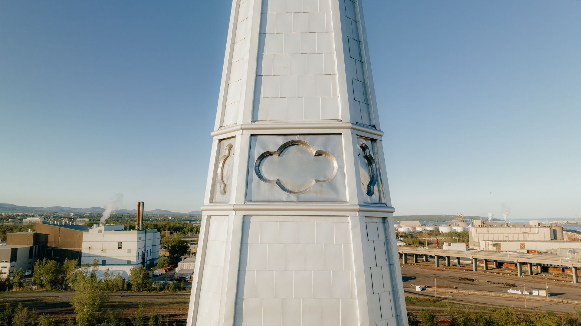 Une vue aérienne d'une haute tour blanche au milieu d'une ville.