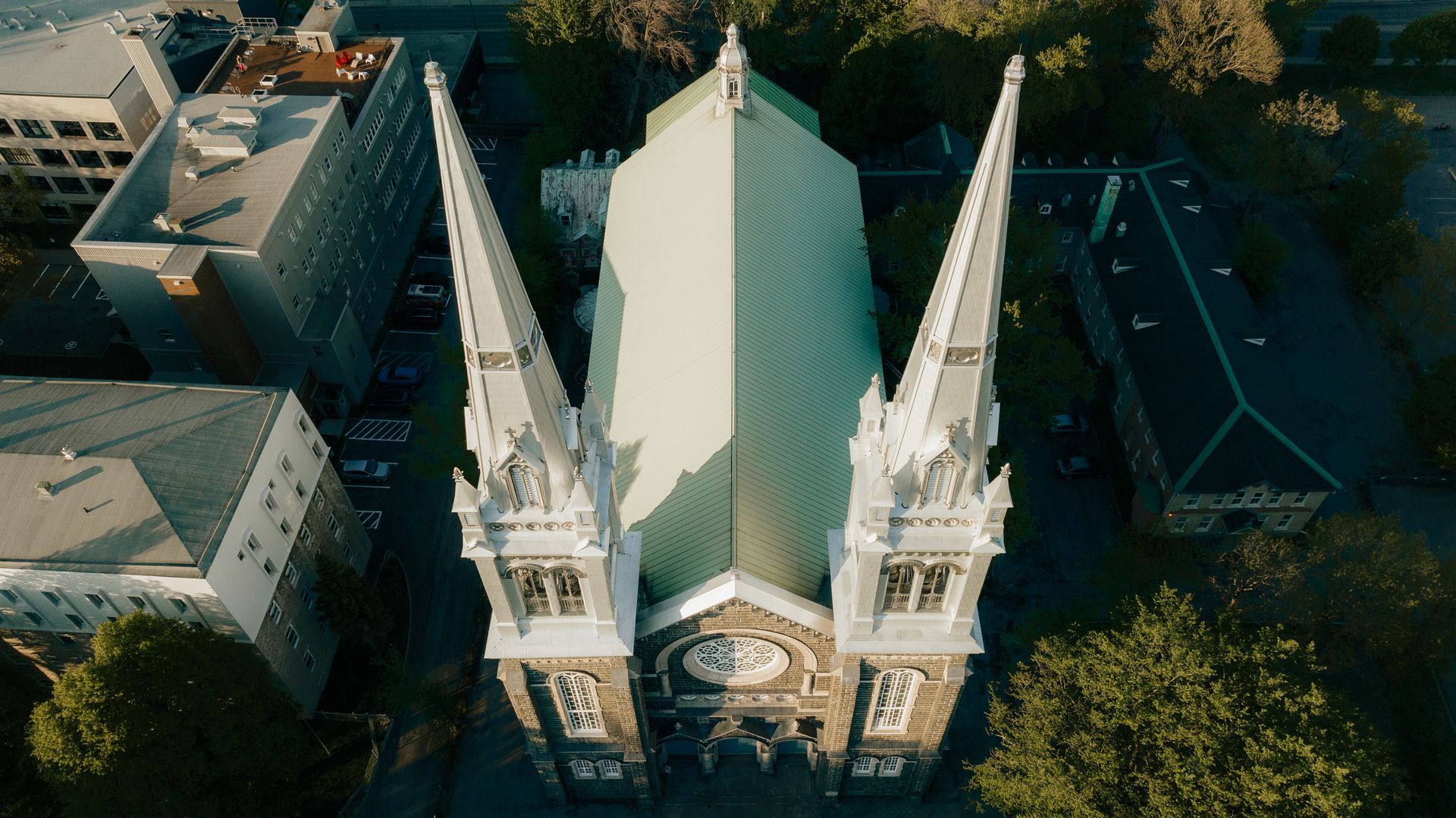Une vue aérienne d'une grande église entourée d'arbres et de bâtiments.