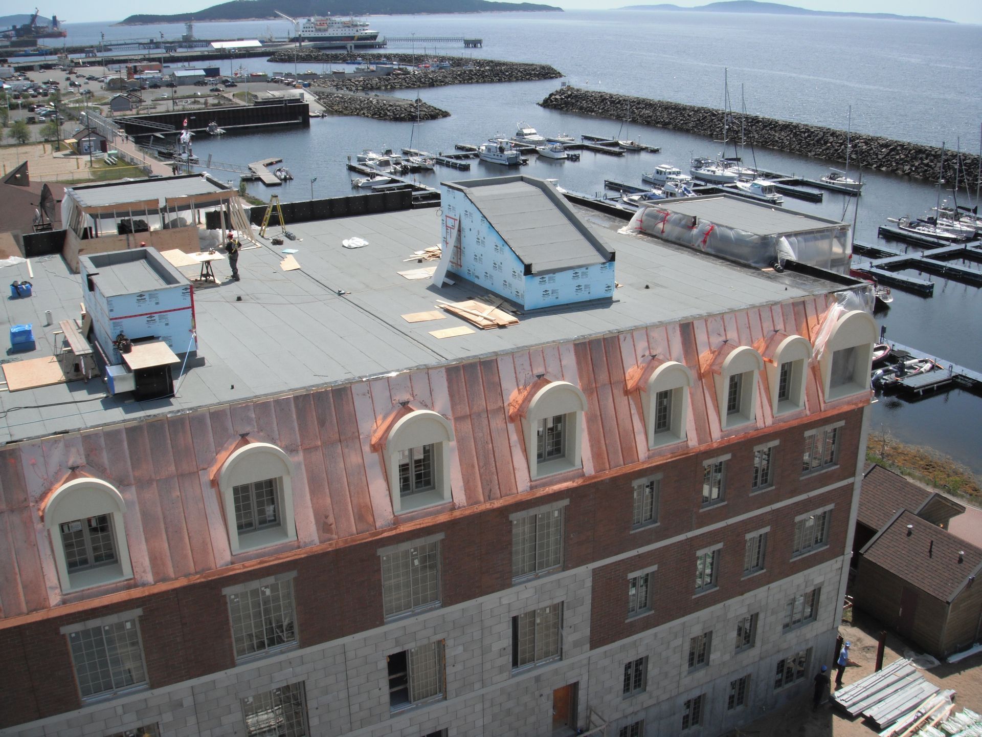 Une vue aérienne d'un bâtiment avec des bateaux en arrière-plan
