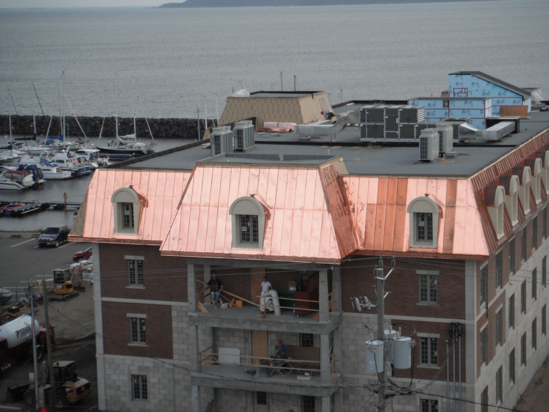 Une vue aérienne d'un bâtiment avec un toit en cuivre