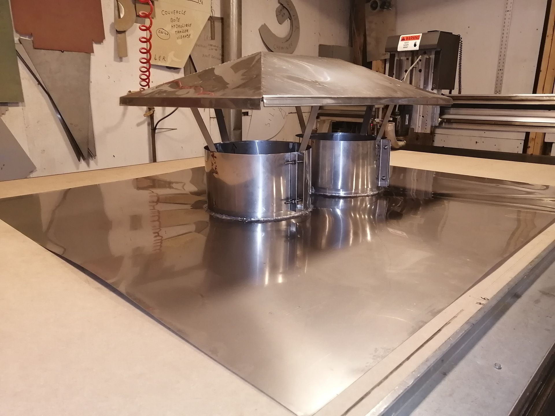 Une table en acier inoxydable avec deux casseroles dessus