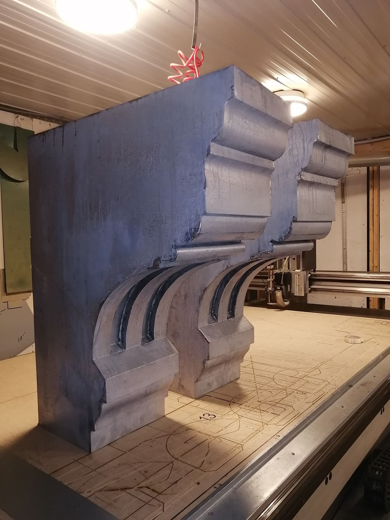 Un gros morceau de béton repose sur une table en bois.