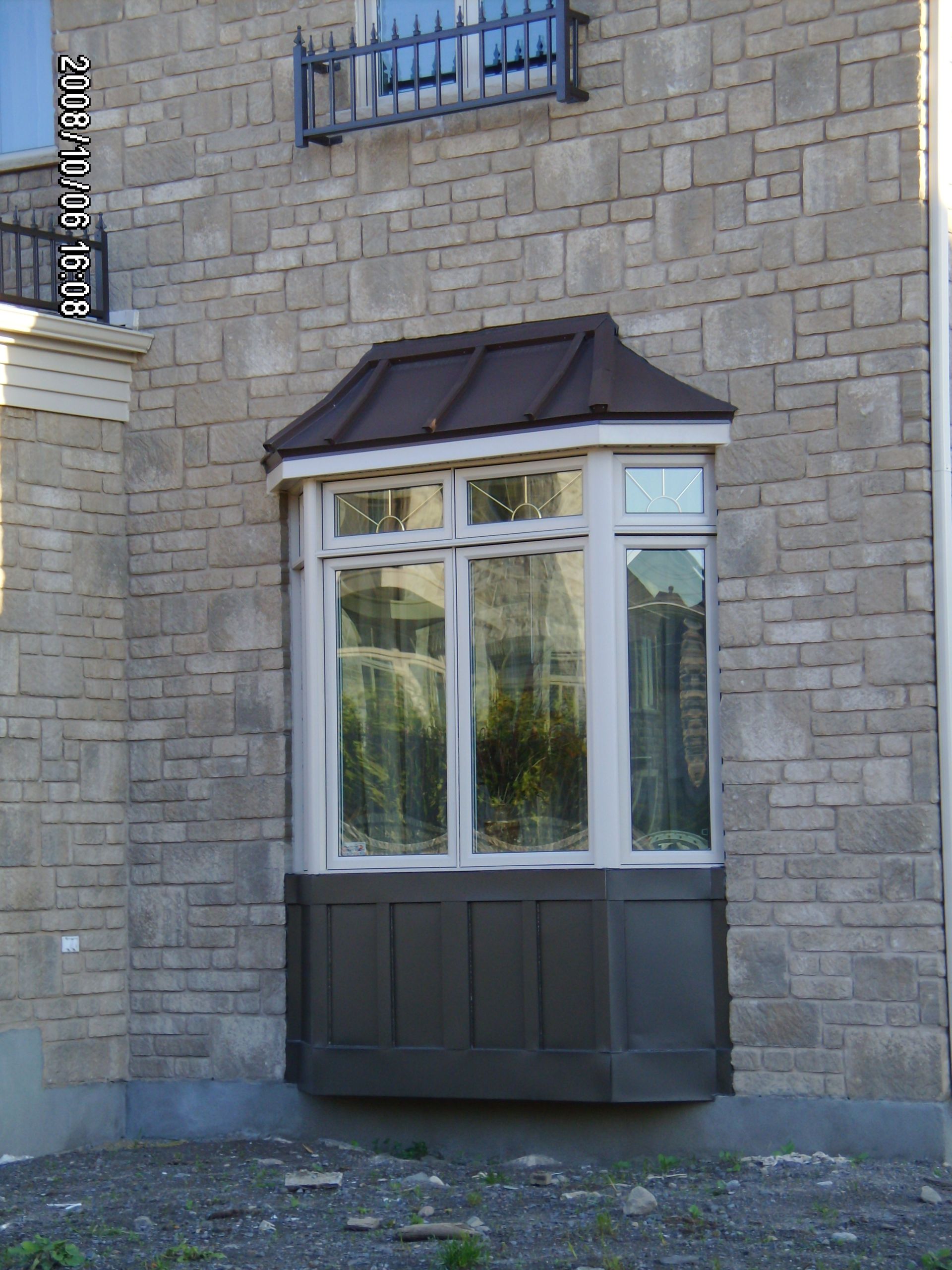 Une photo d'une fenêtre sur un bâtiment en brique a été prise en 2010