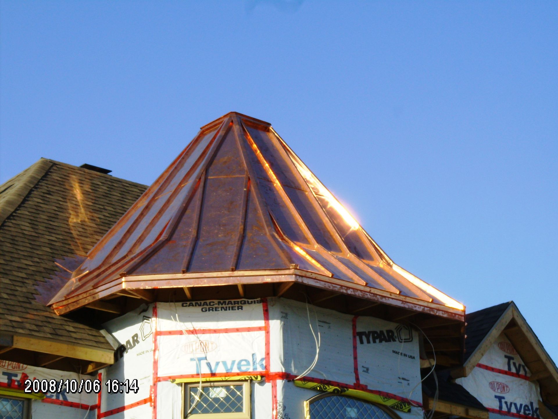 Un toit en cuivre est en cours d'installation sur une maison