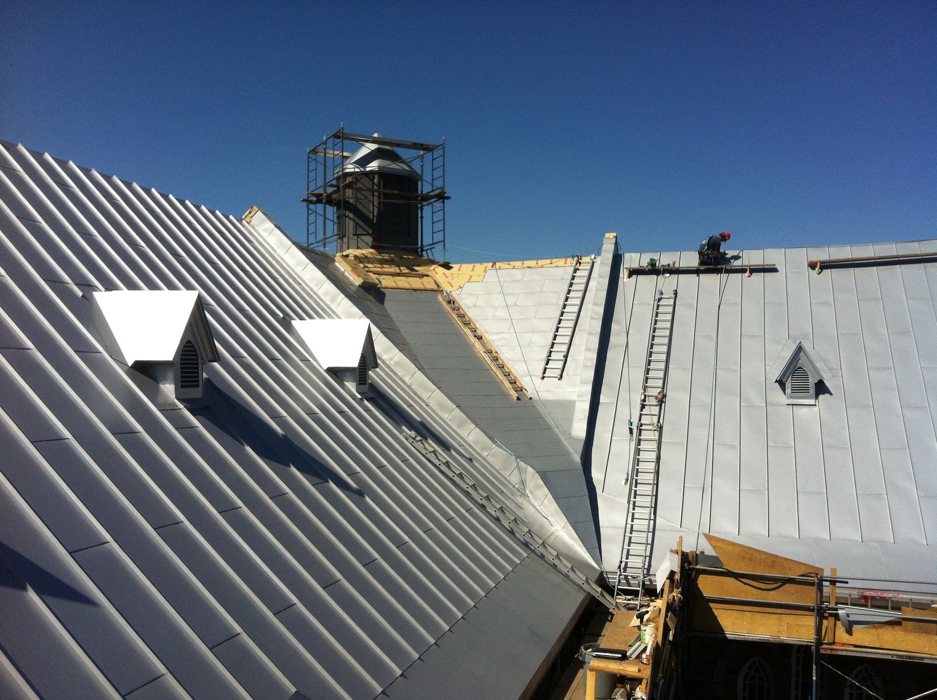 Un toit avec une cheminée au-dessus