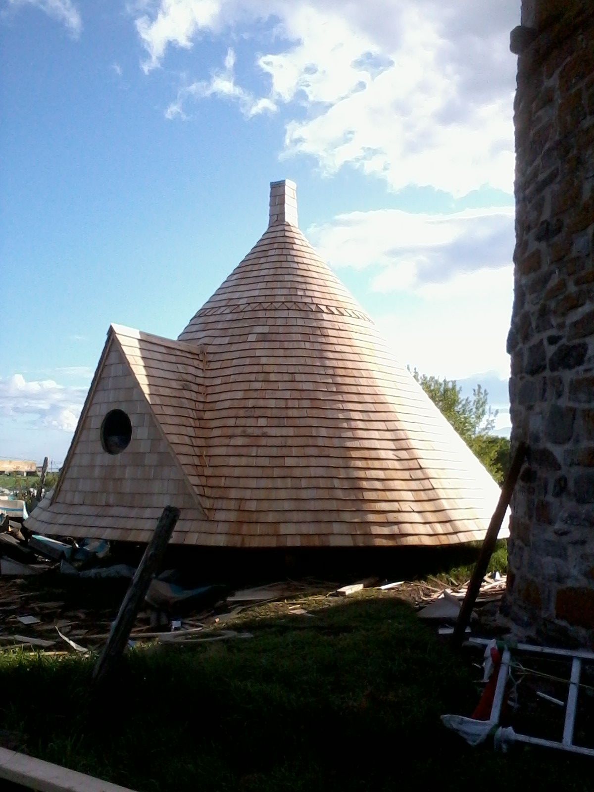 Une grande pyramide en bois avec une cheminée au sommet