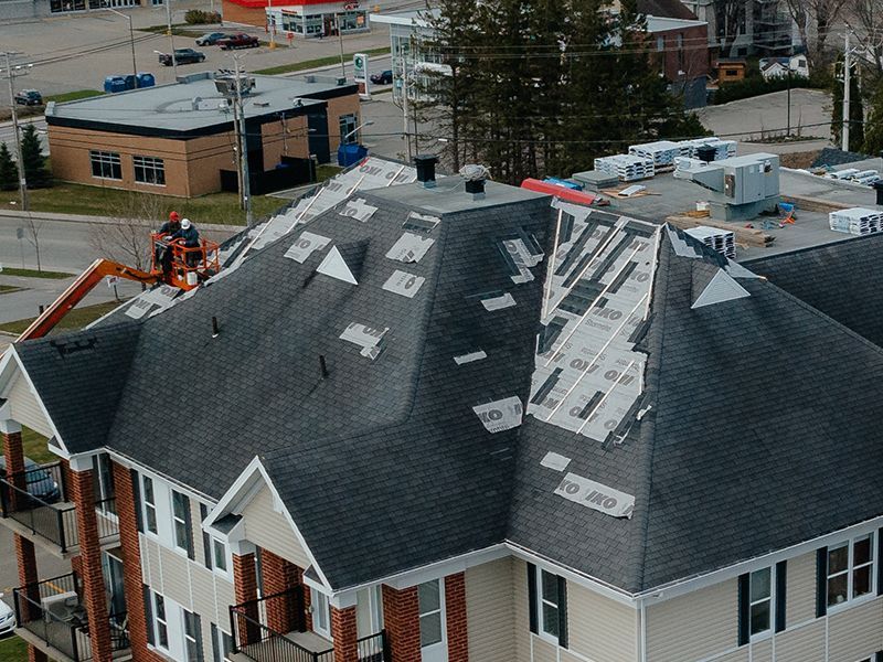 Une vue aérienne d'un bâtiment dont le toit est en réparation