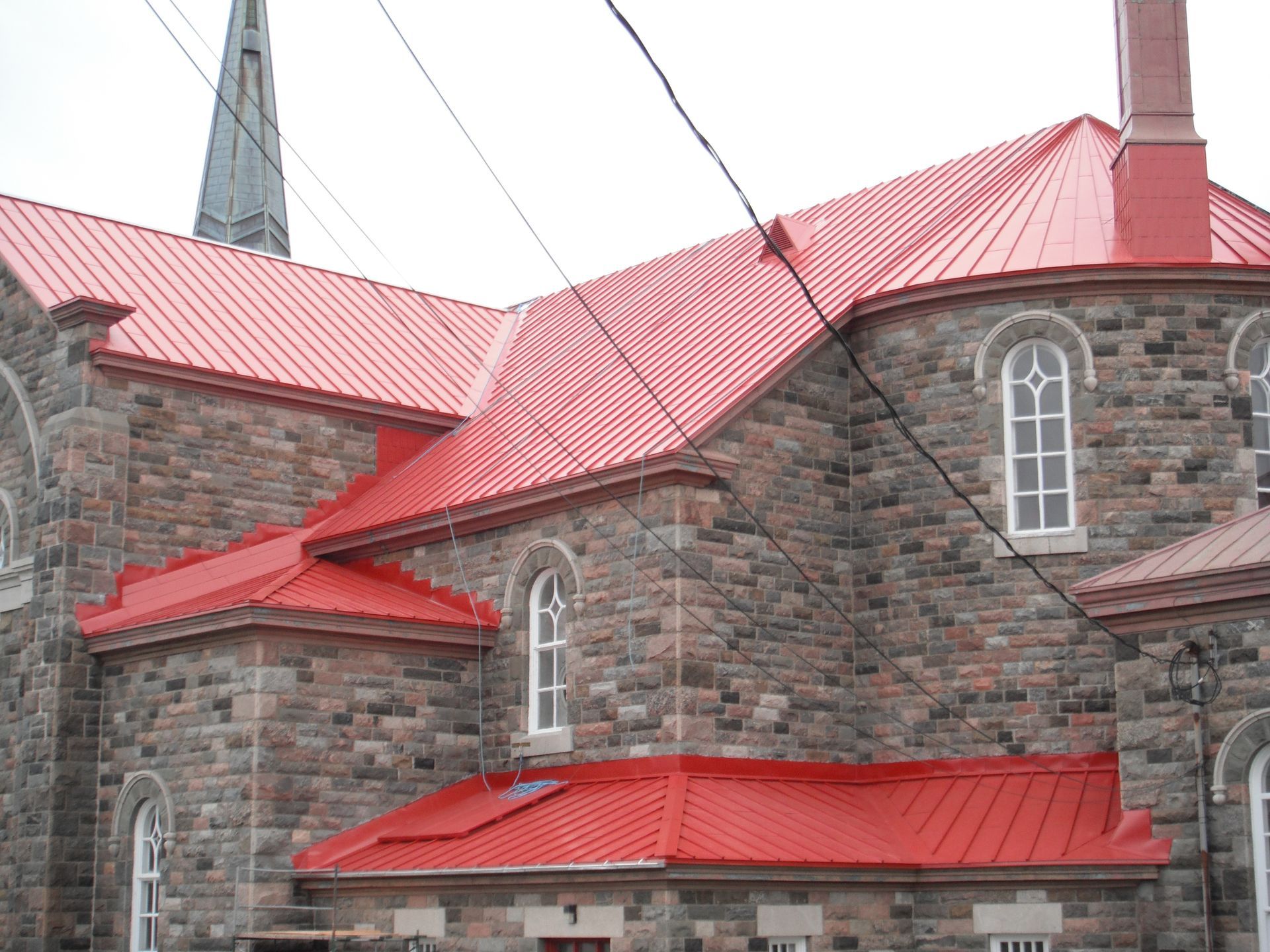 Un grand bâtiment en brique avec un toit rouge