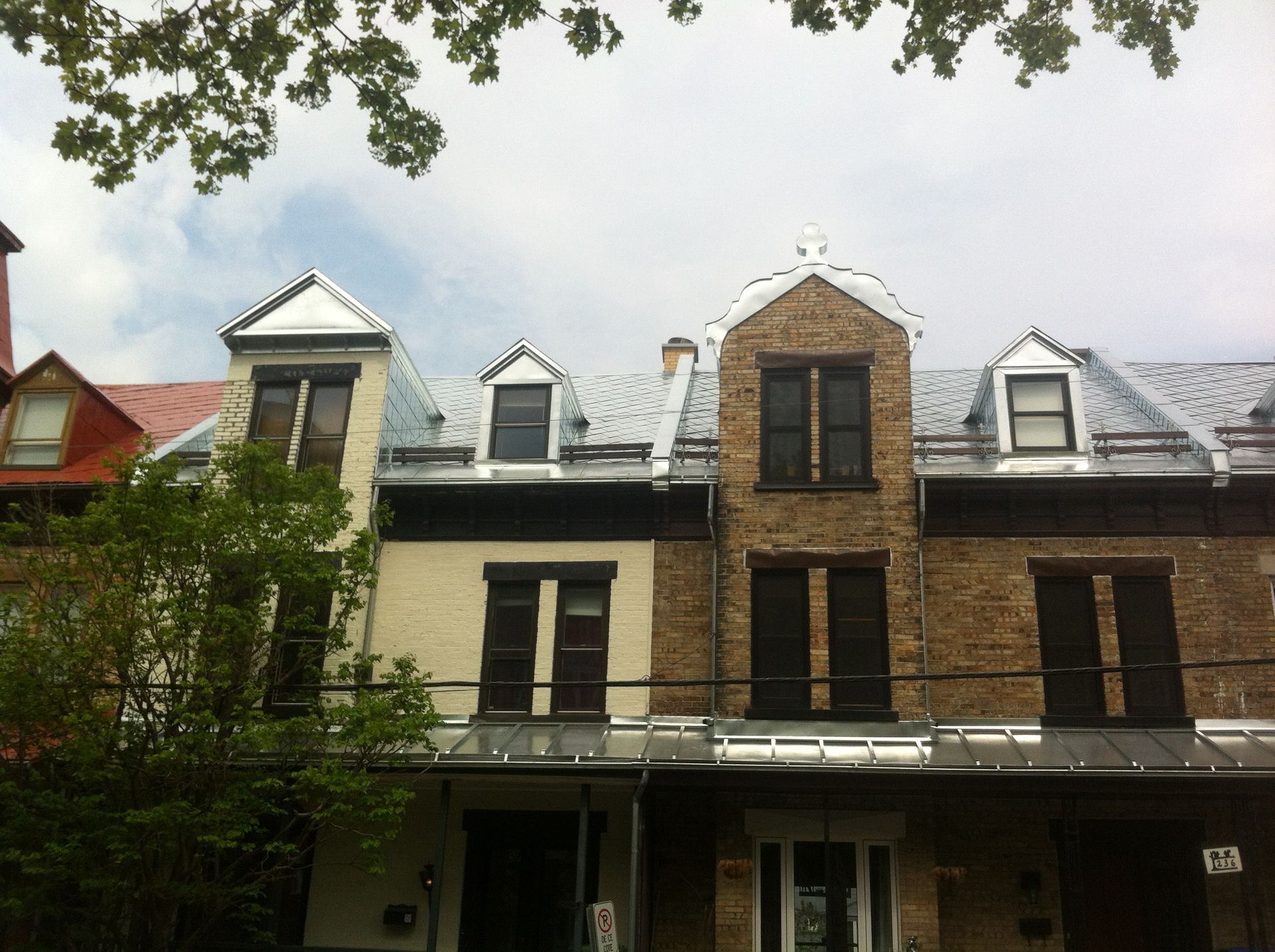 Une rangée de maisons avec un toit surmonté d'une croix
