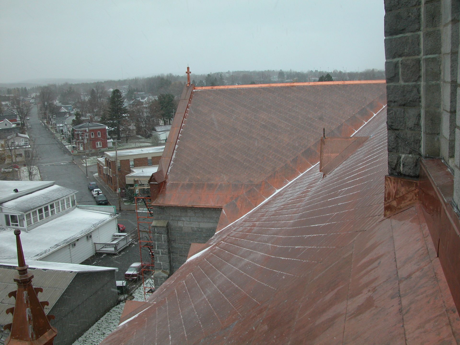 Une vue aérienne d'un bâtiment avec un toit en cuivre