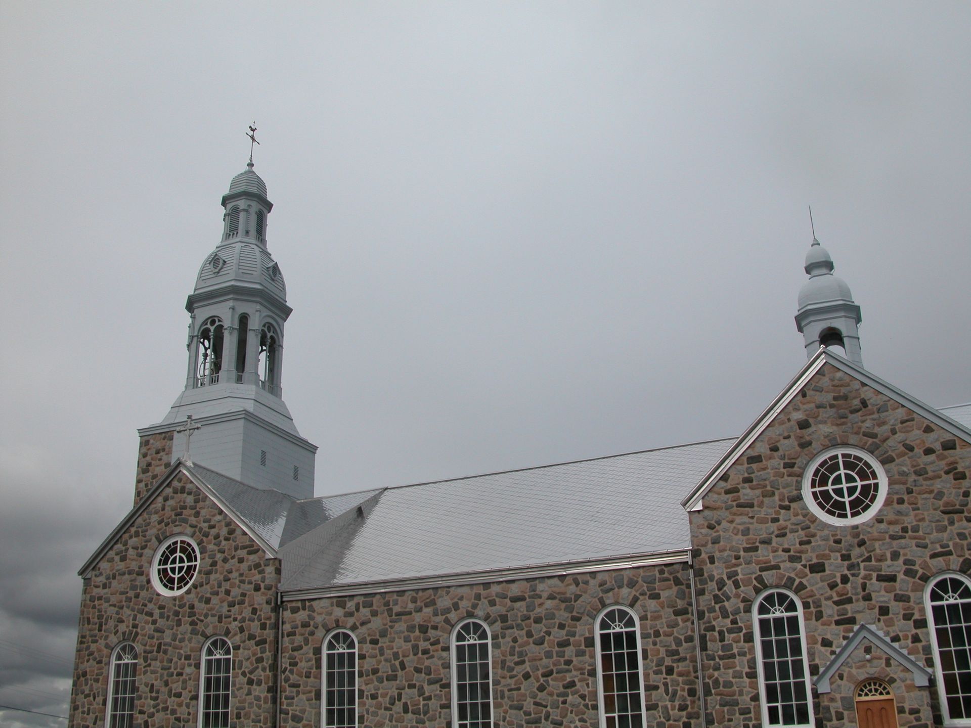 Une église avec de la neige sur le toit et une tour de l'horloge
