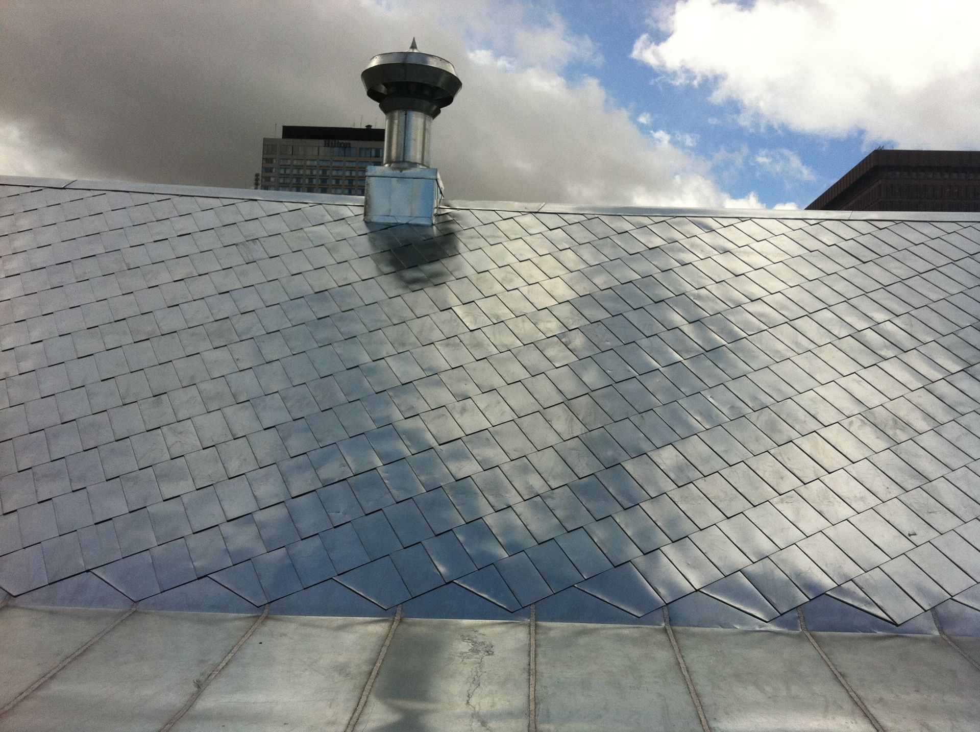 Un toit en métal surmonté d'une cheminée