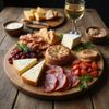 Tagliere in legno con vari formaggi, salumi, cracker e un bicchiere di vino.