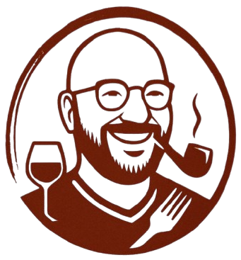 Logo: uomo calvo con occhiali e pipa, che tiene in mano un bicchiere di vino e una forchetta. Il testo recita