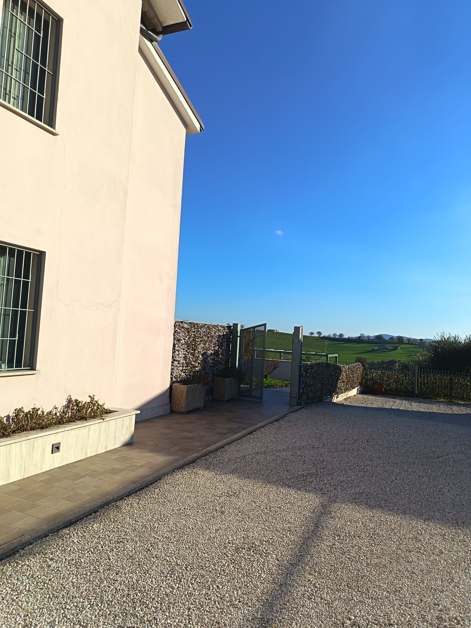 L'esterno di un edificio dai colori tenui, con finestre