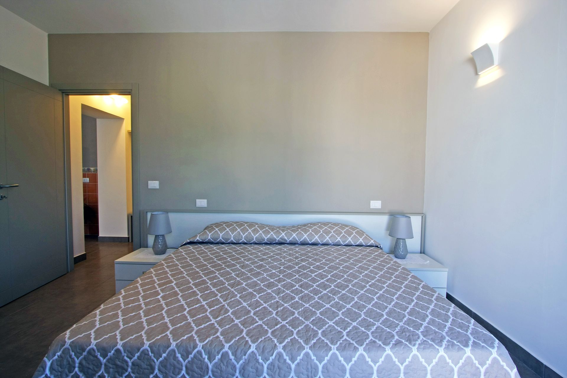 Una camera da letto moderna con un letto matrimoniale queen-size