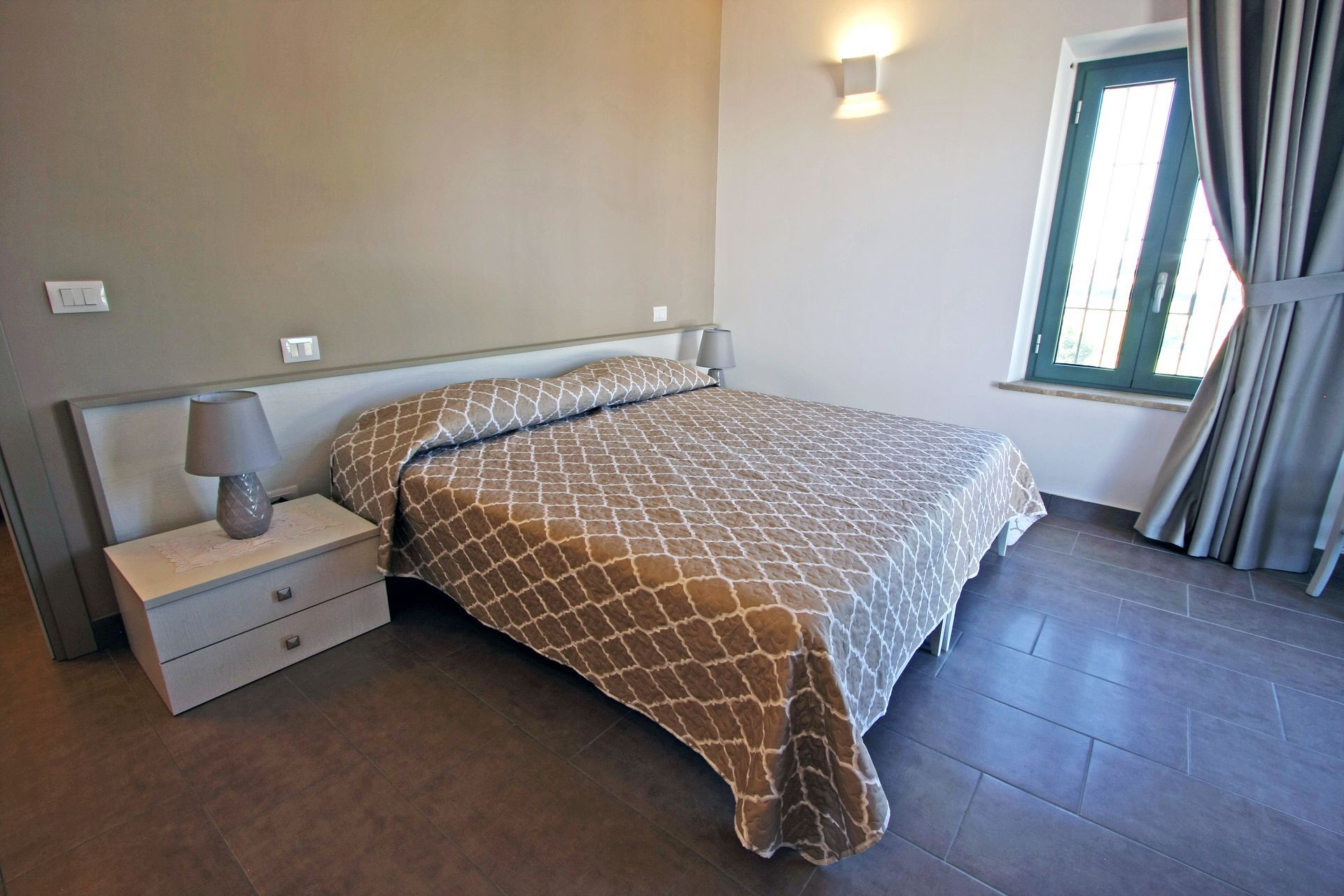 Una camera da letto con un letto matrimoniale queen size