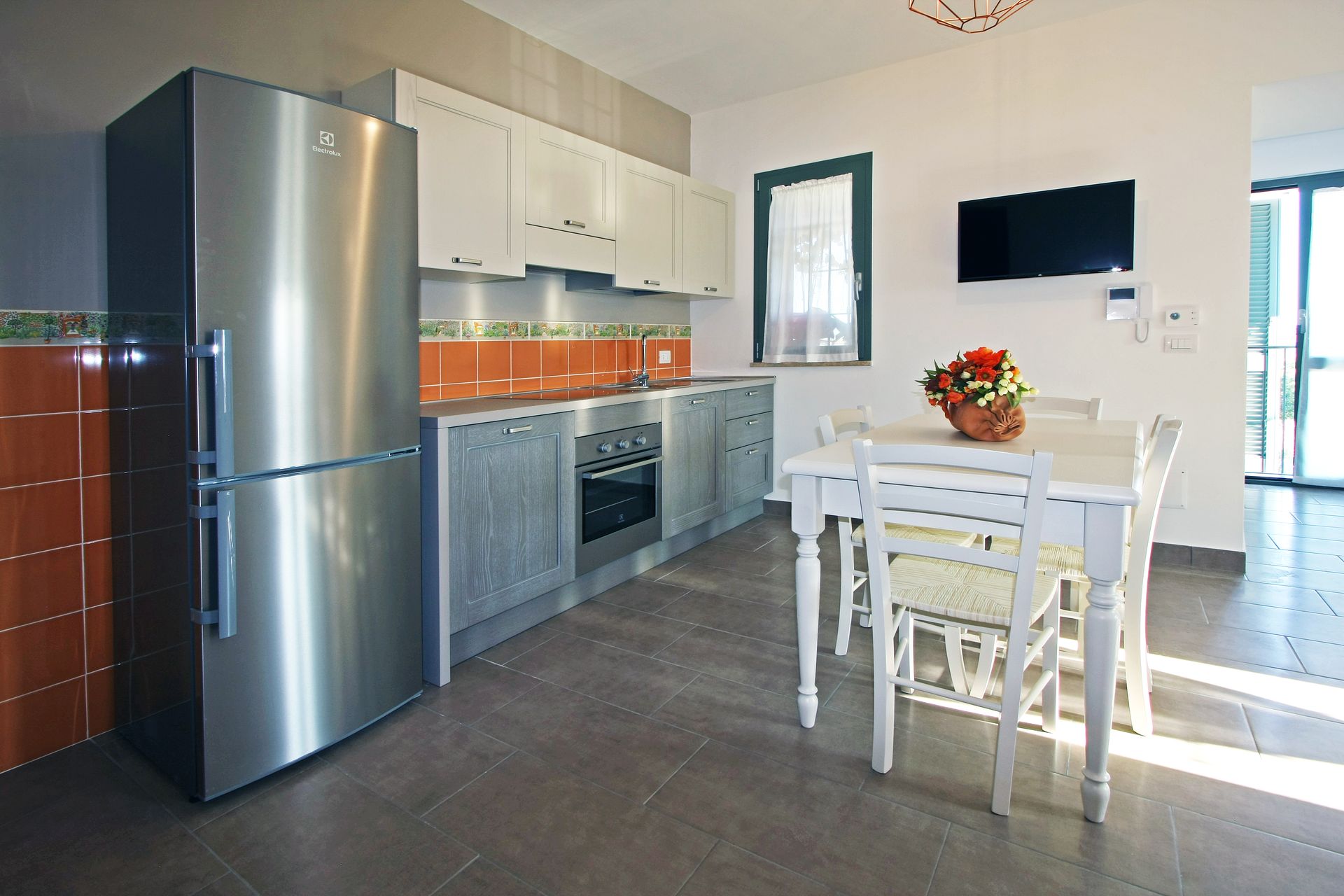 Una cucina moderna con frigorifero in acciaio inox