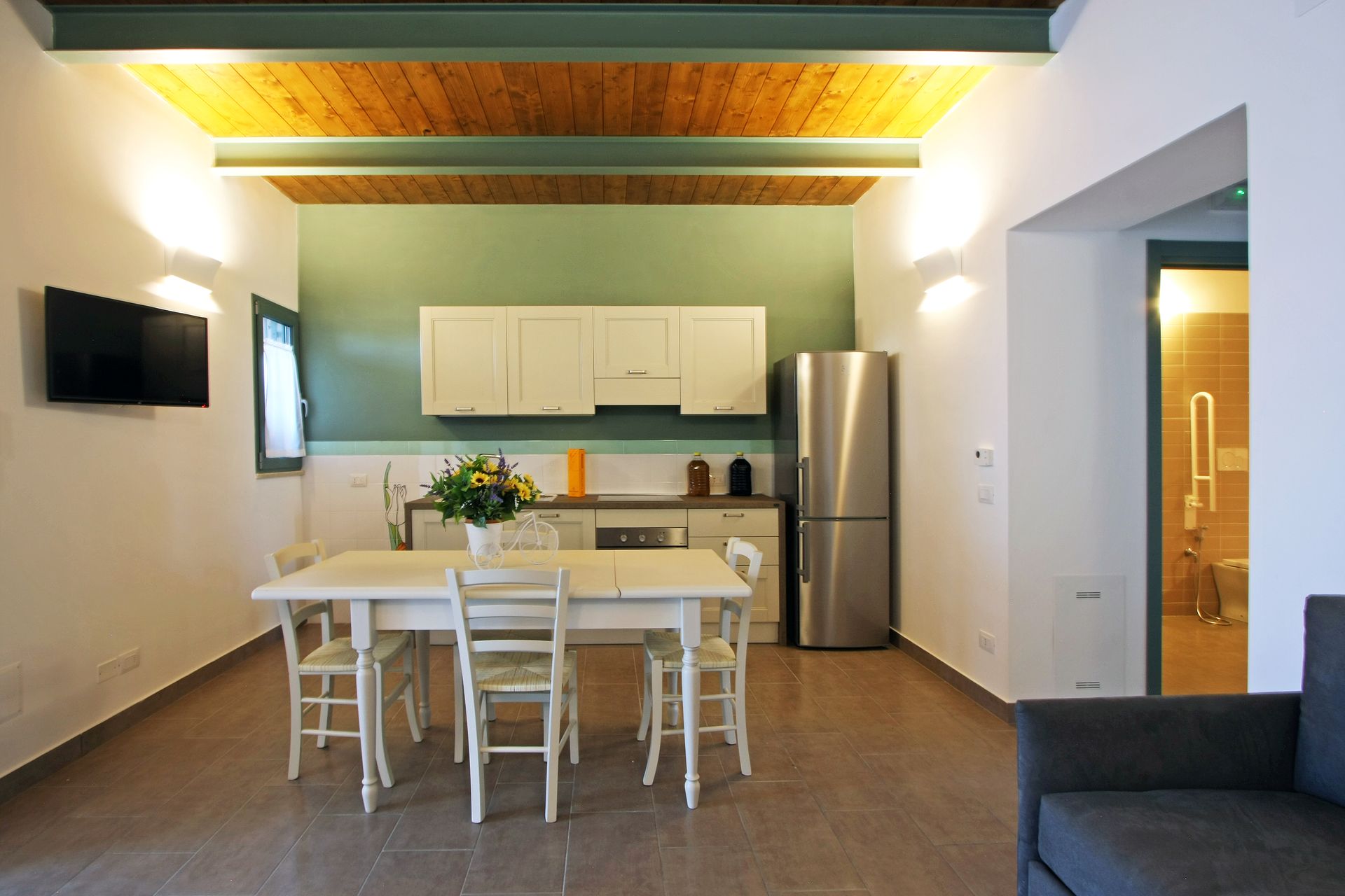 Soggiorno moderno a pianta aperta con tavolo da pranzo bianco