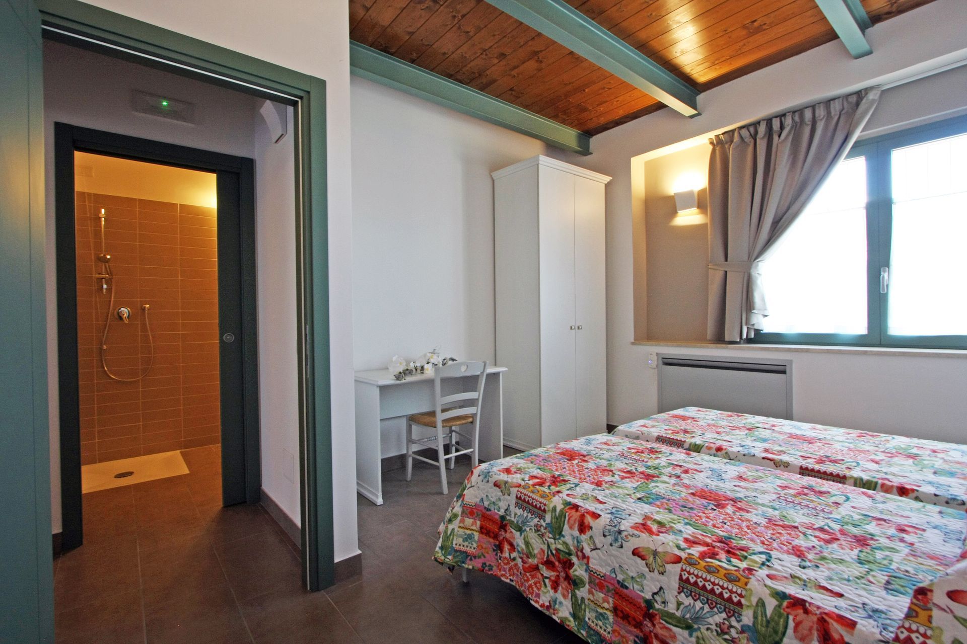 Una camera d'albergo con due