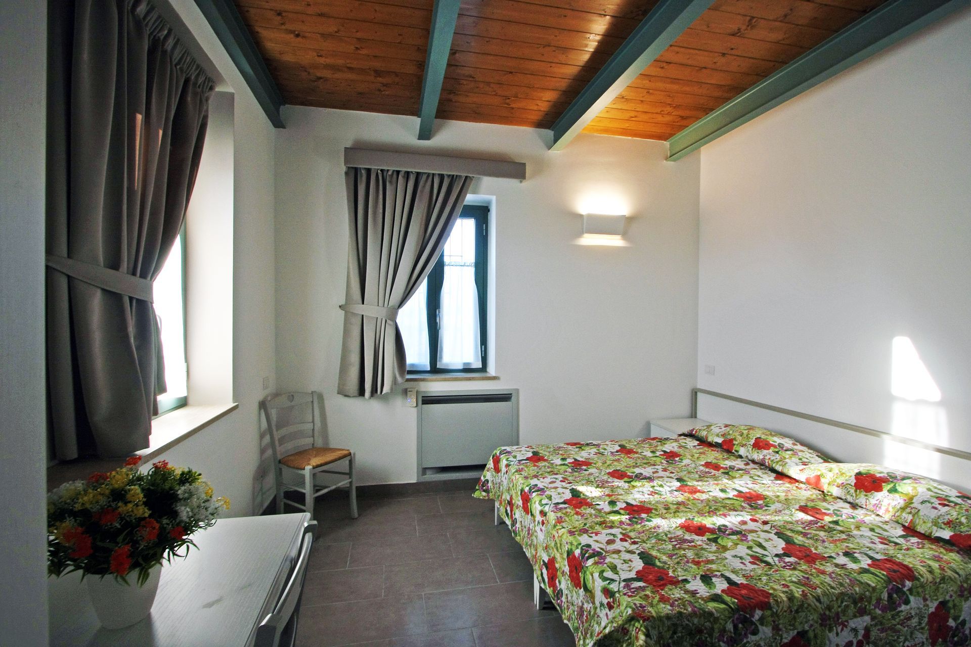 Una camera d'albergo con due letti, biancheria da letto