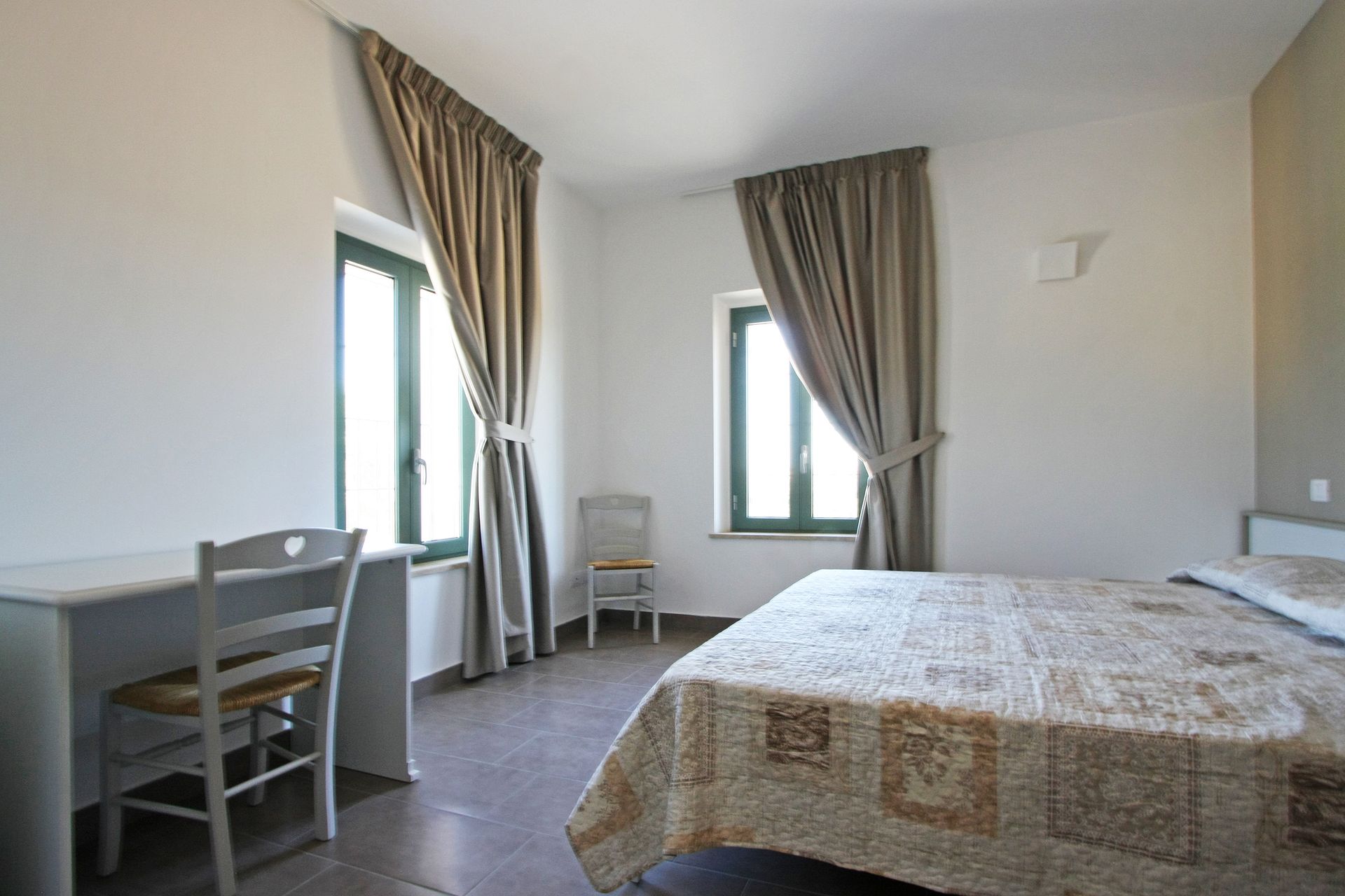 Una camera da letto con un letto con una trapunta a fantasia