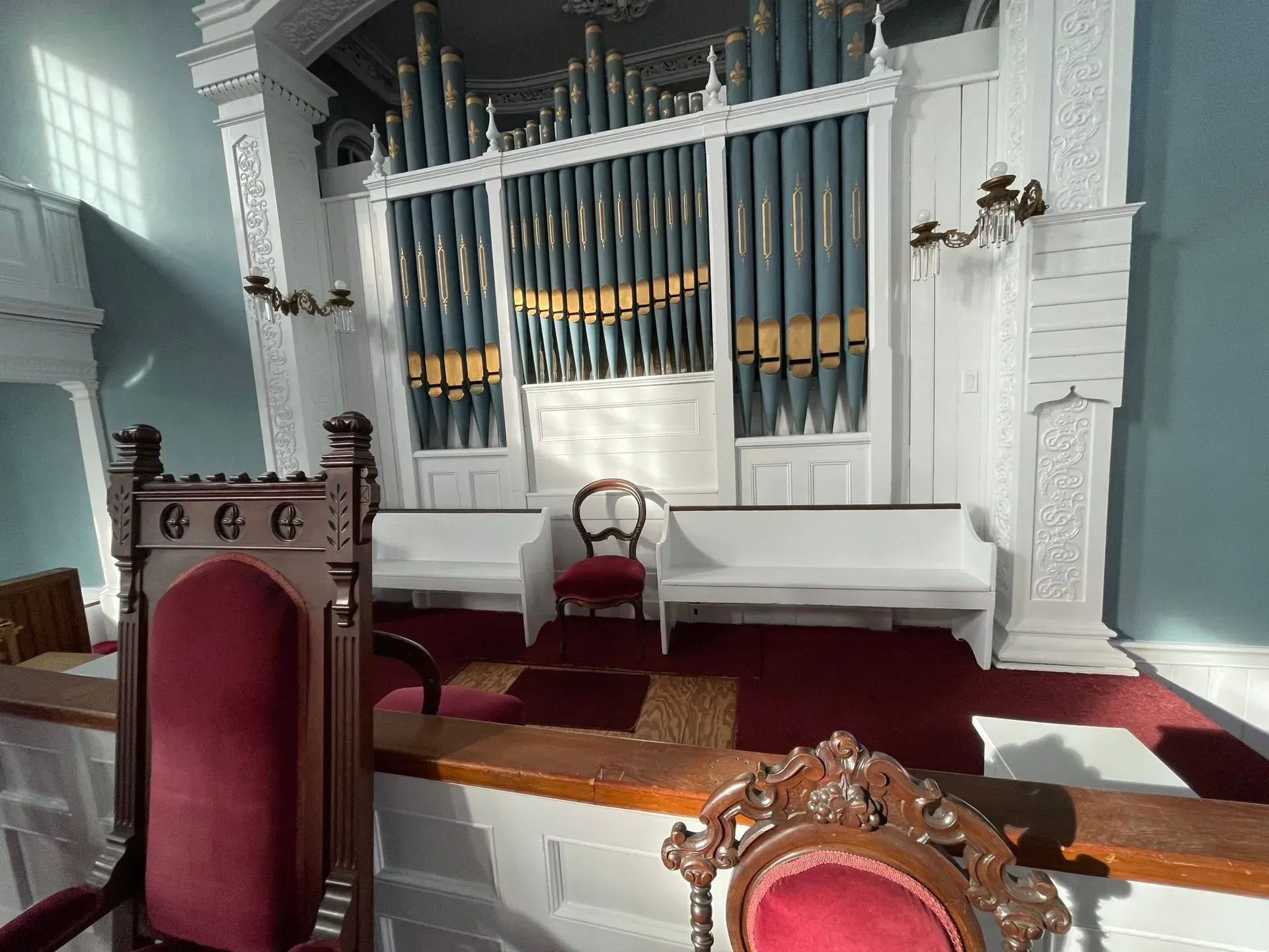 A church with a throne and organ in the background