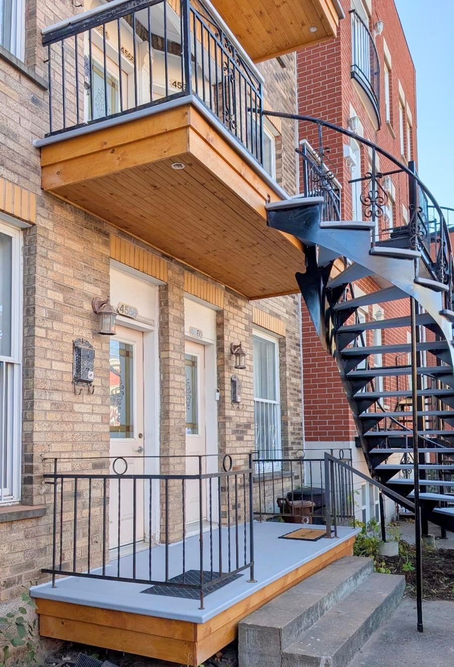 Deux balcons en fibre de verre en façade d'une maison en brique