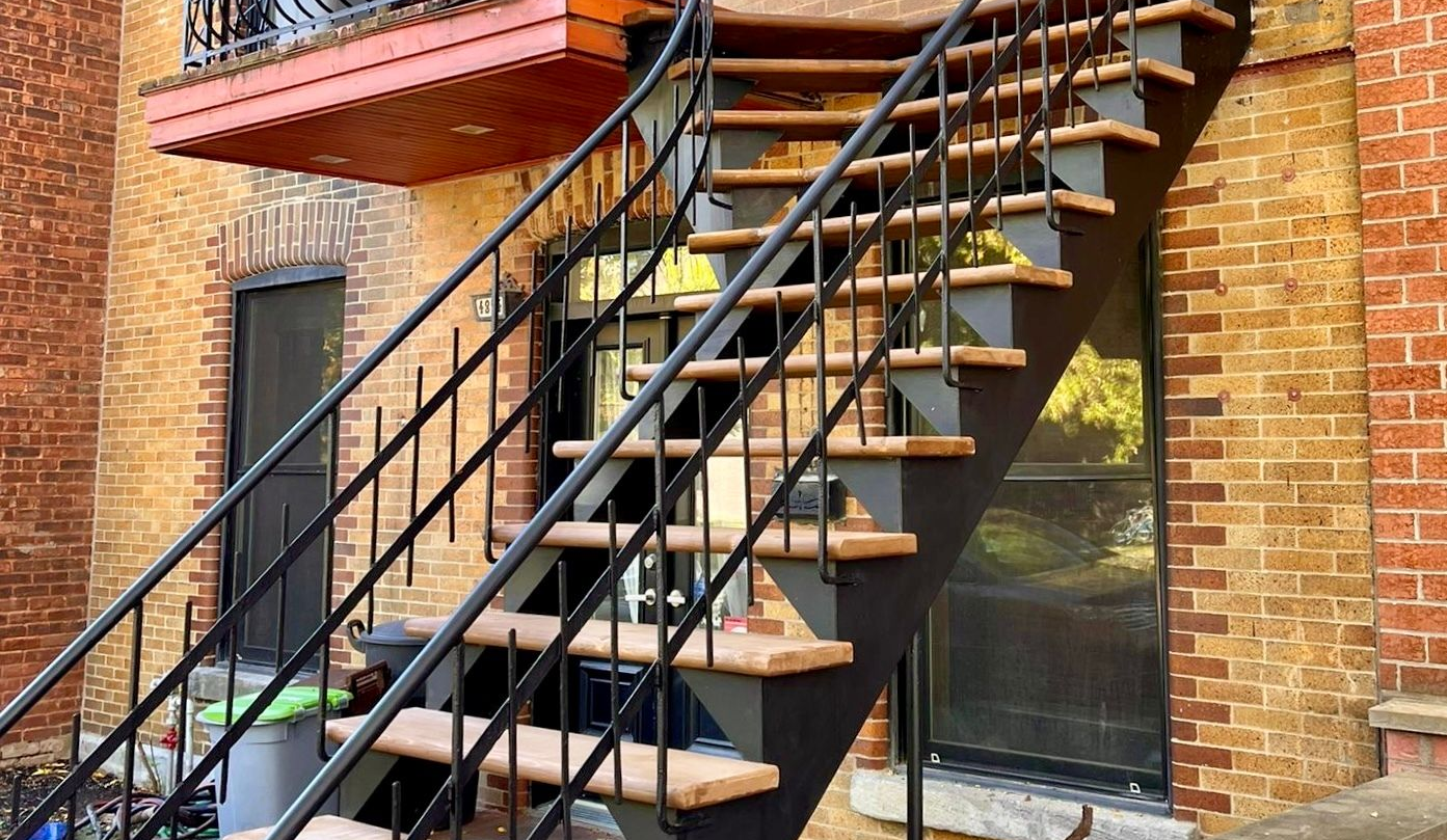 Il y a un escalier au milieu de la pièce.