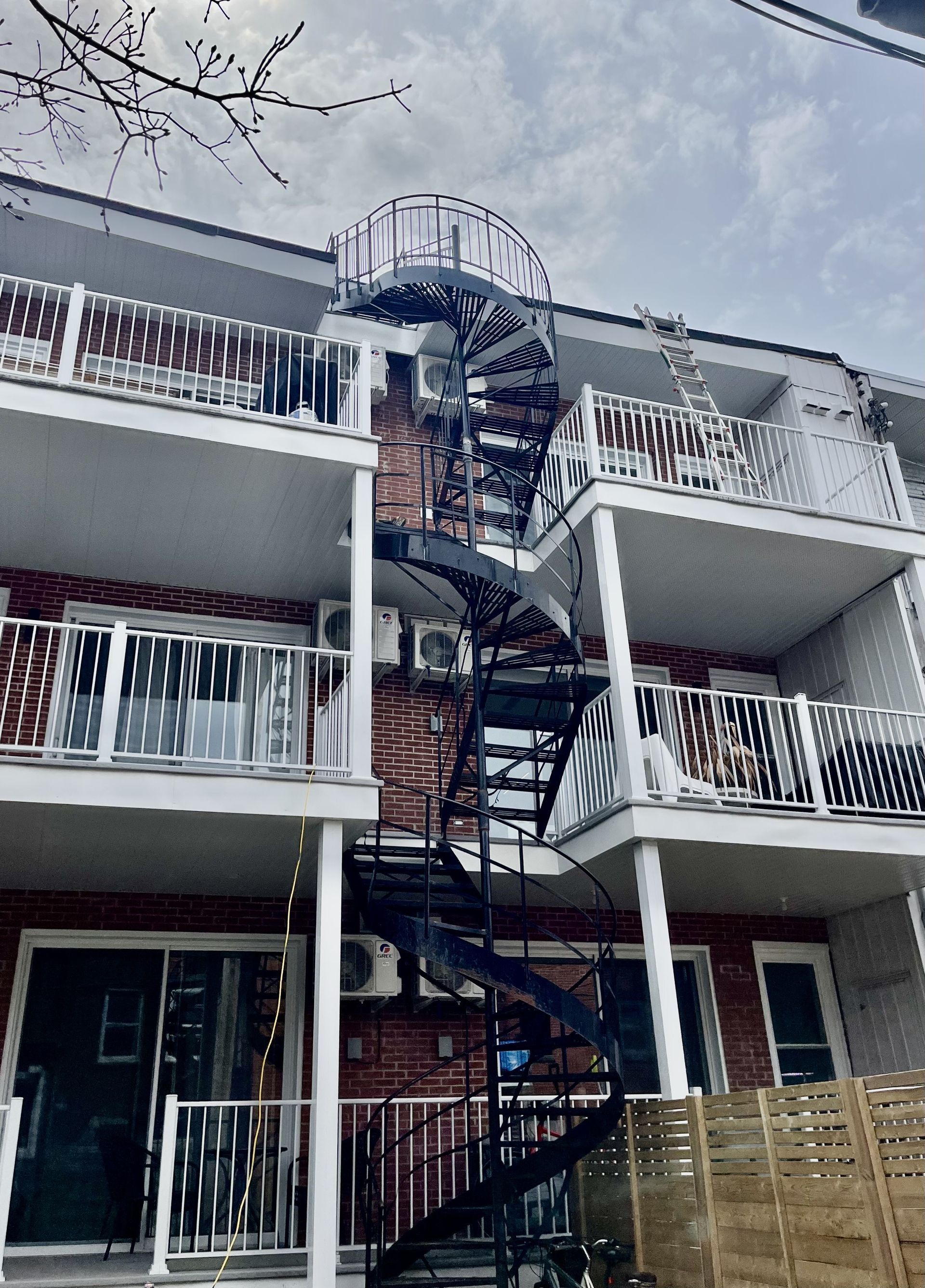 Un escalier en colimaçon se trouve sur le côté d'un bâtiment.
