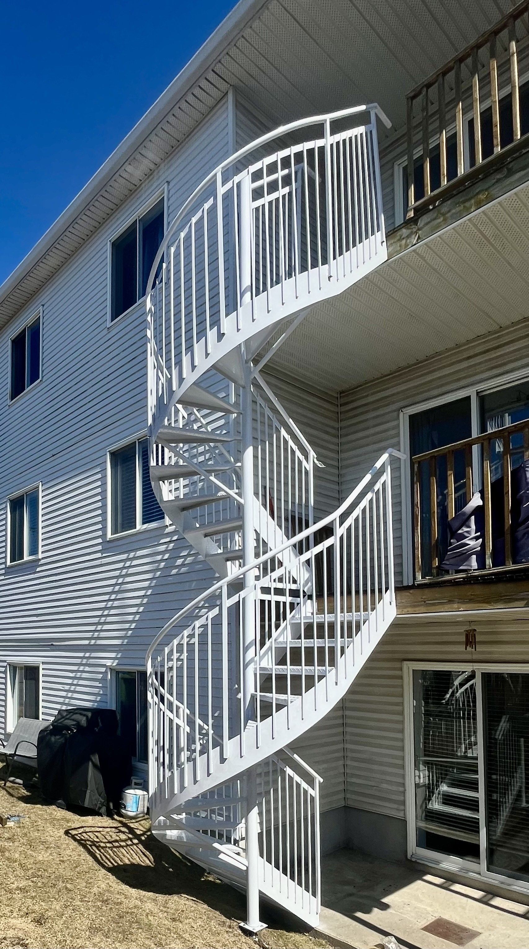 Un escalier en colimaçon mène au deuxième étage d'une maison.