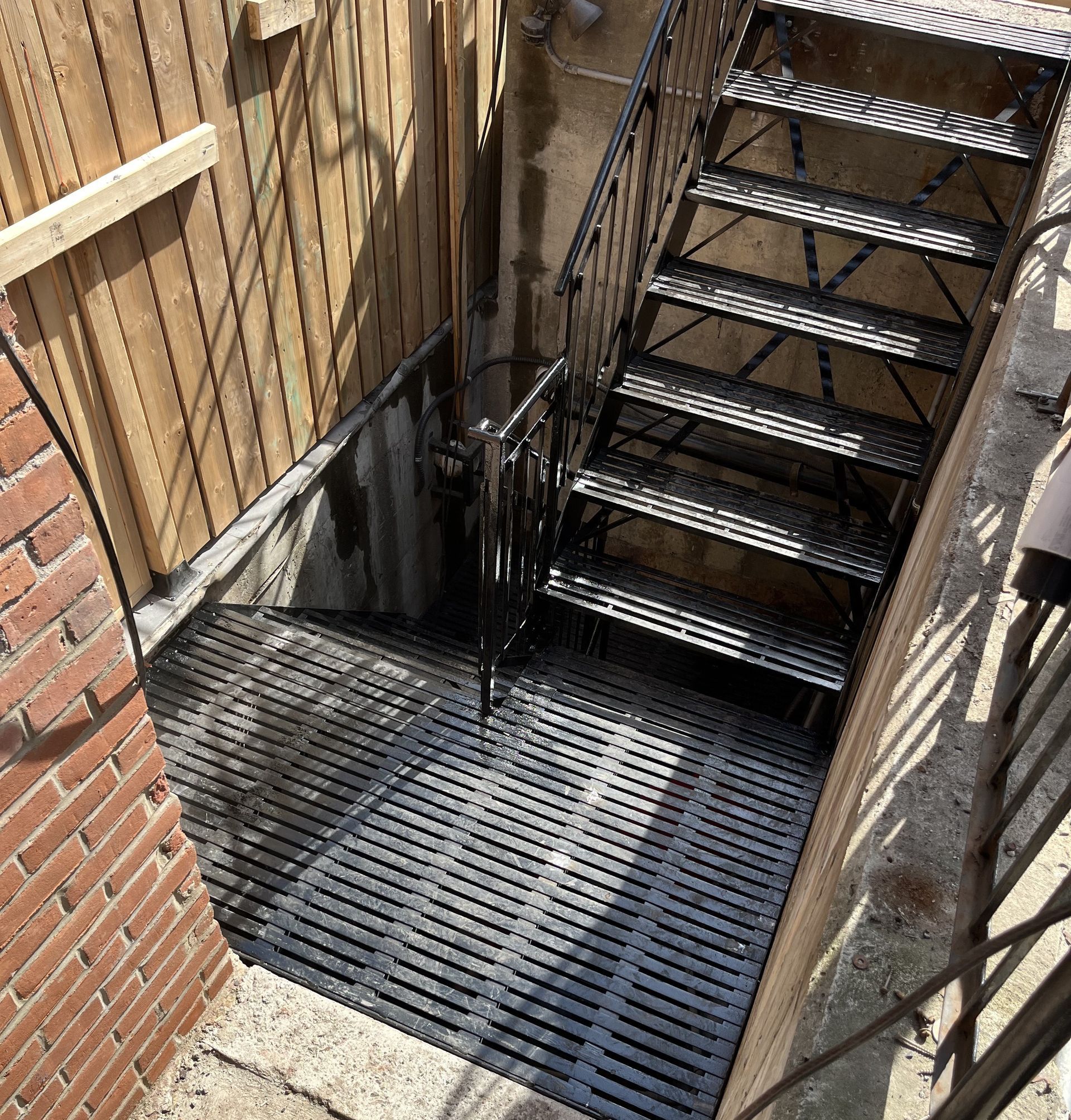 Un ensemble d'escaliers menant à un bâtiment en briques.