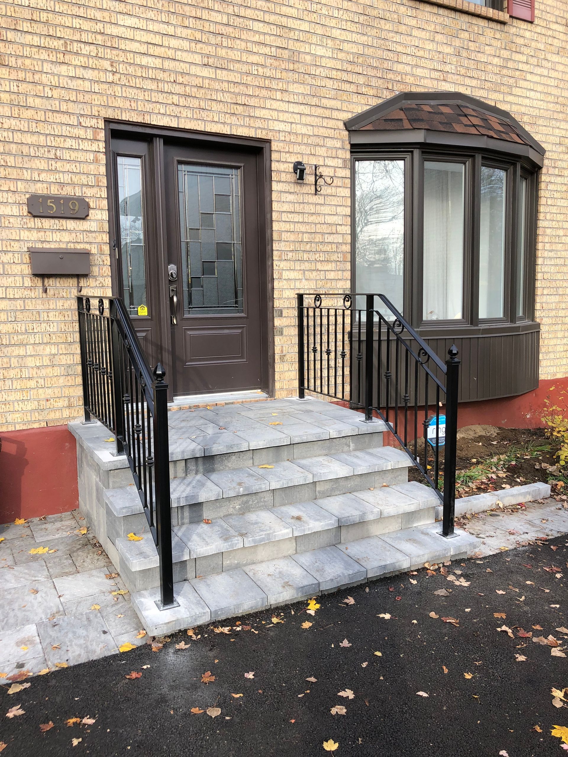 Un bâtiment en brique avec des escaliers menant à la porte d'entrée.