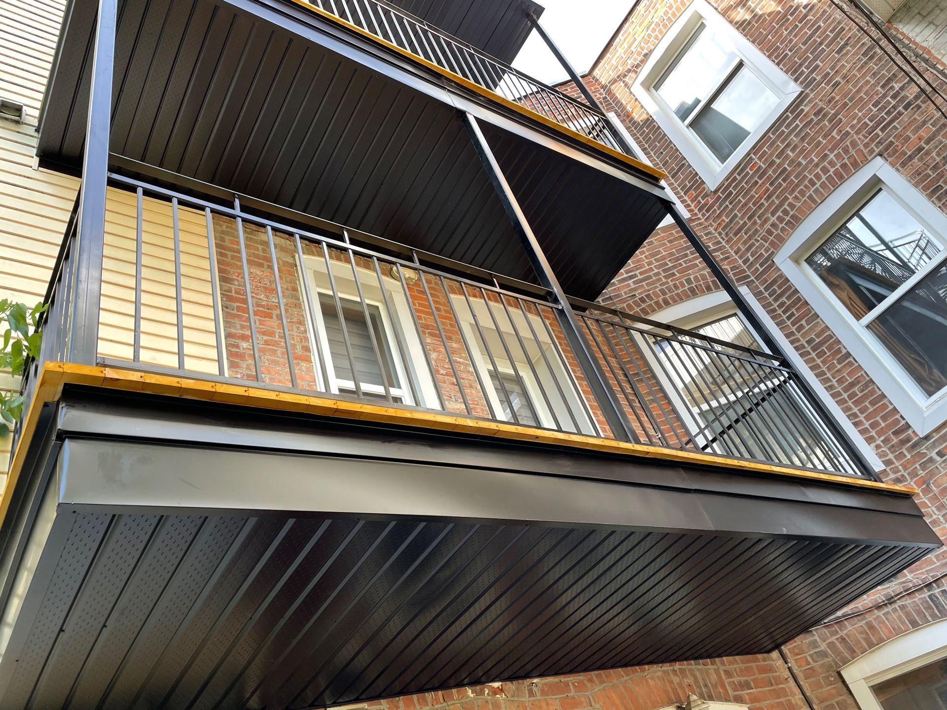 Un balcon sur le côté d'un immeuble en brique