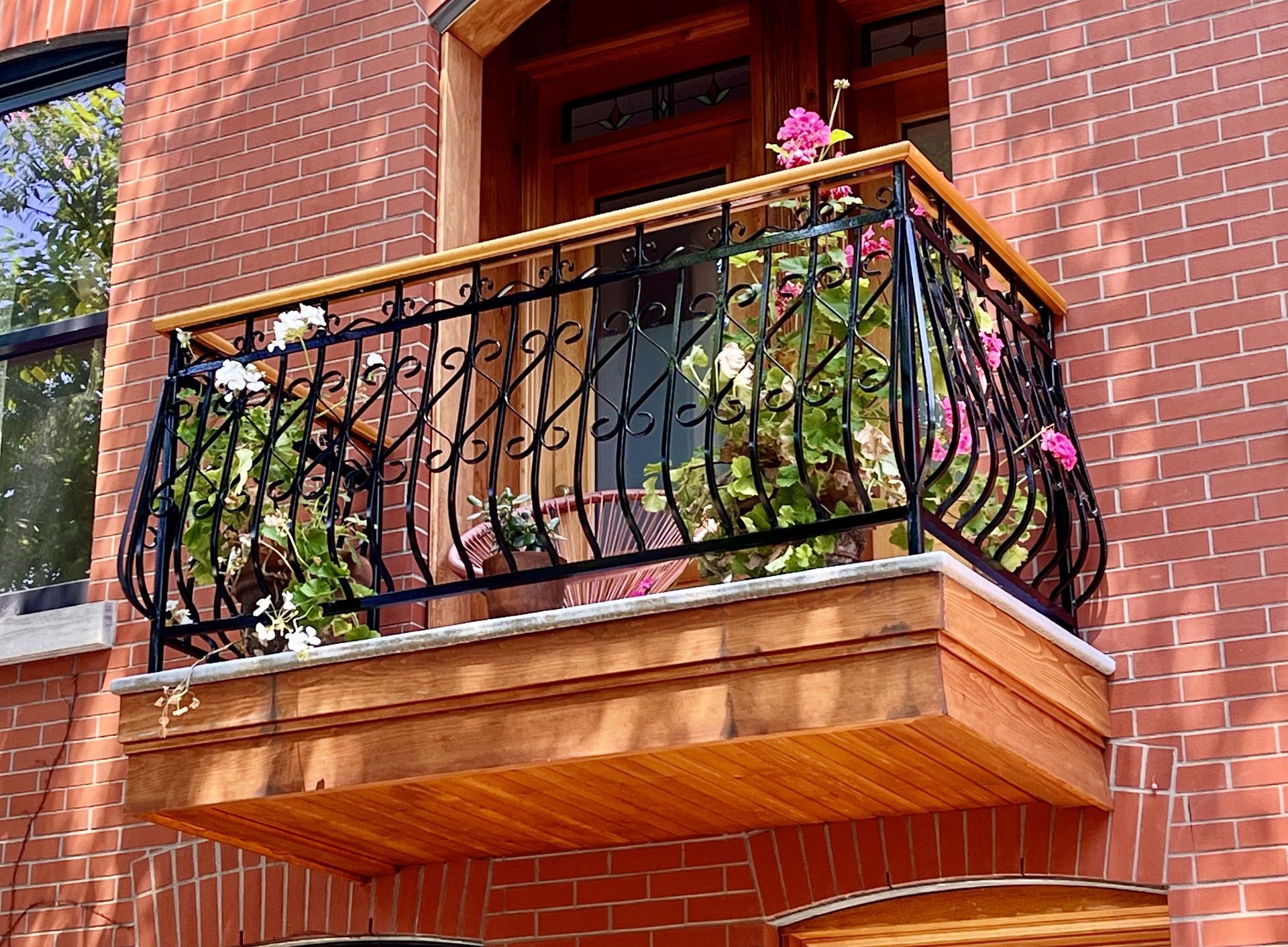 Un bâtiment en brique avec un balcon fleuri