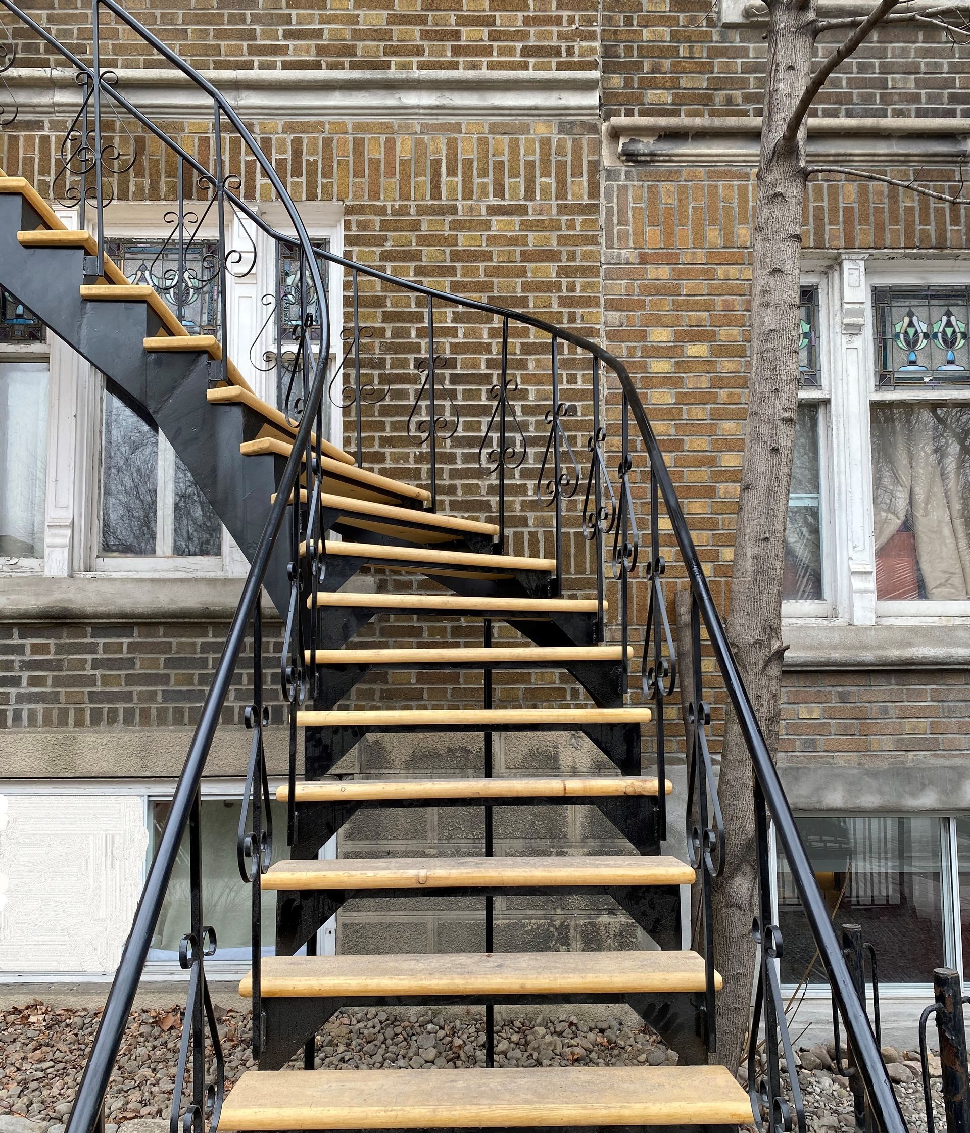 Un escalier menant à un bâtiment en brique.